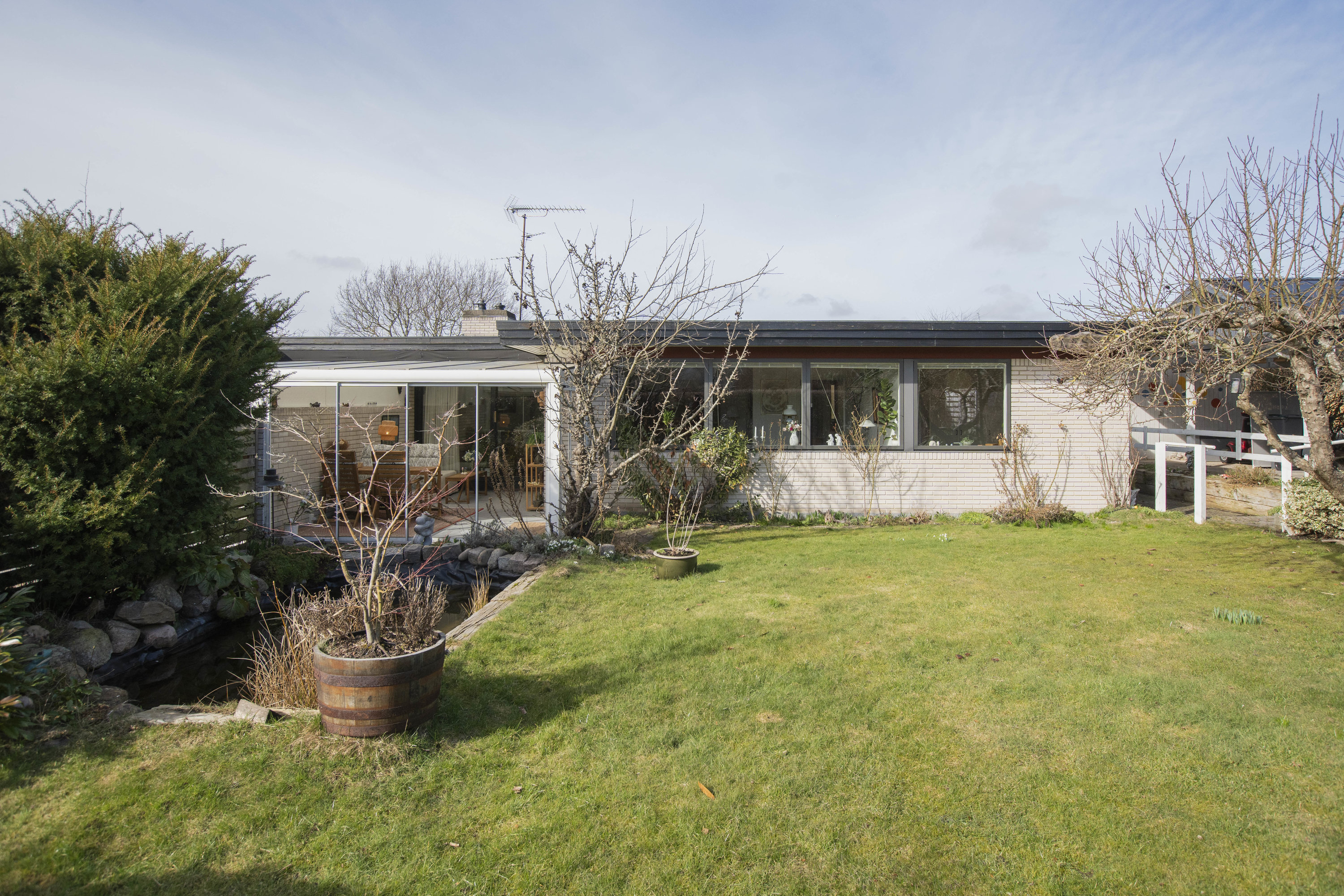 Fremhævet facade billede i fuldskærmstilstand. Billede af Lerholmvej 12, 2750 Ballerup