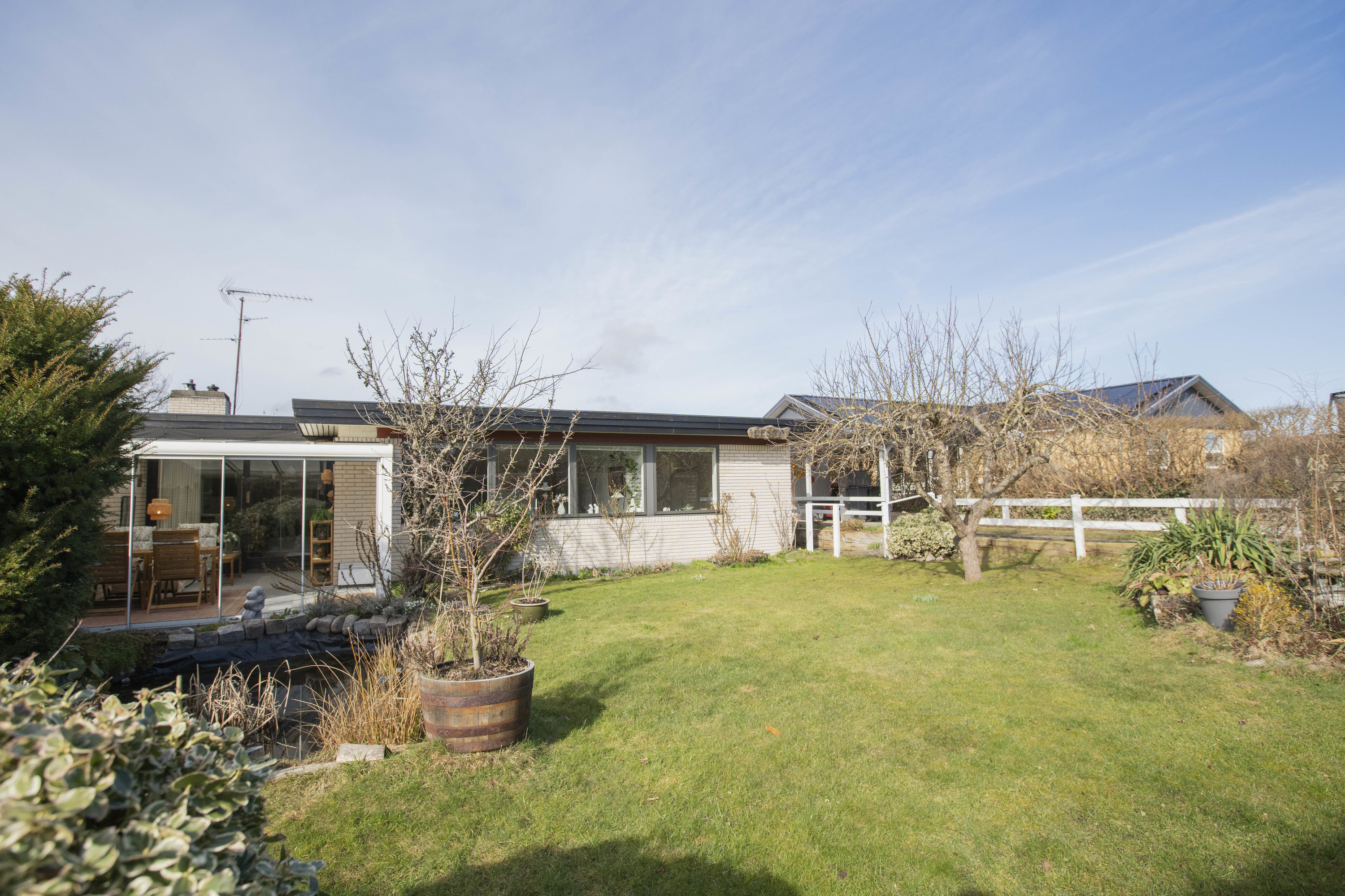 Fremhævet facade billede i fuldskærmstilstand. Billede af Lerholmvej 12, 2750 Ballerup