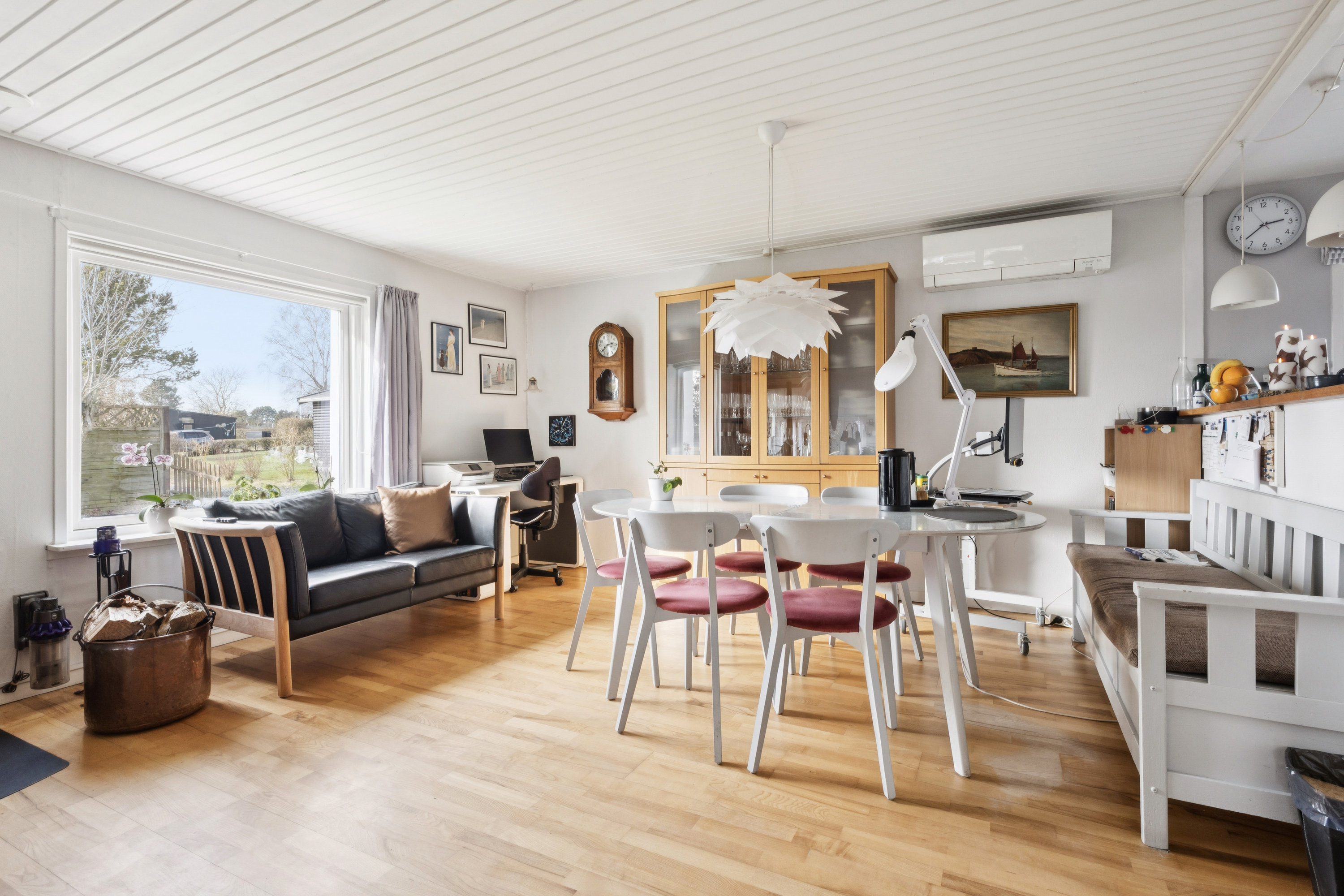 Fremhævet stue billede i fuldskærmstilstand. Billede af Langager 25, 4673 Rødvig Stevns