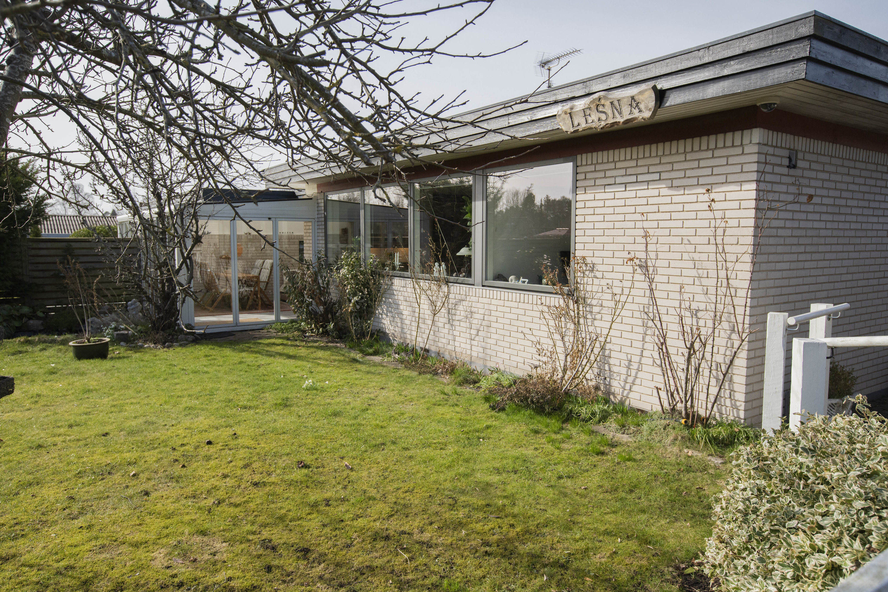 Fremhævet facade billede i fuldskærmstilstand. Billede af Lerholmvej 12, 2750 Ballerup