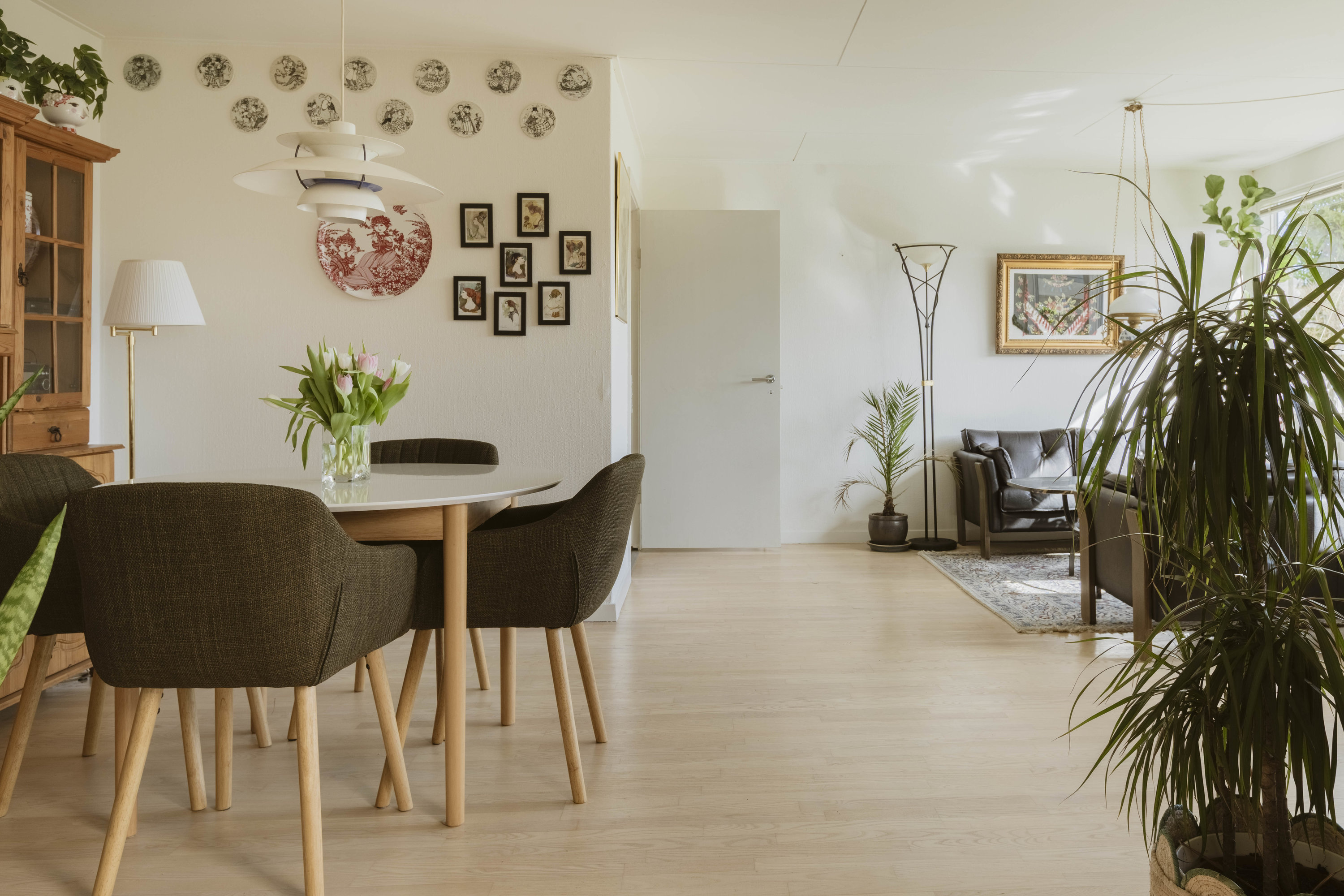 Fremhævet stue billede i fuldskærmstilstand. Billede af Lerholmvej 12, 2750 Ballerup