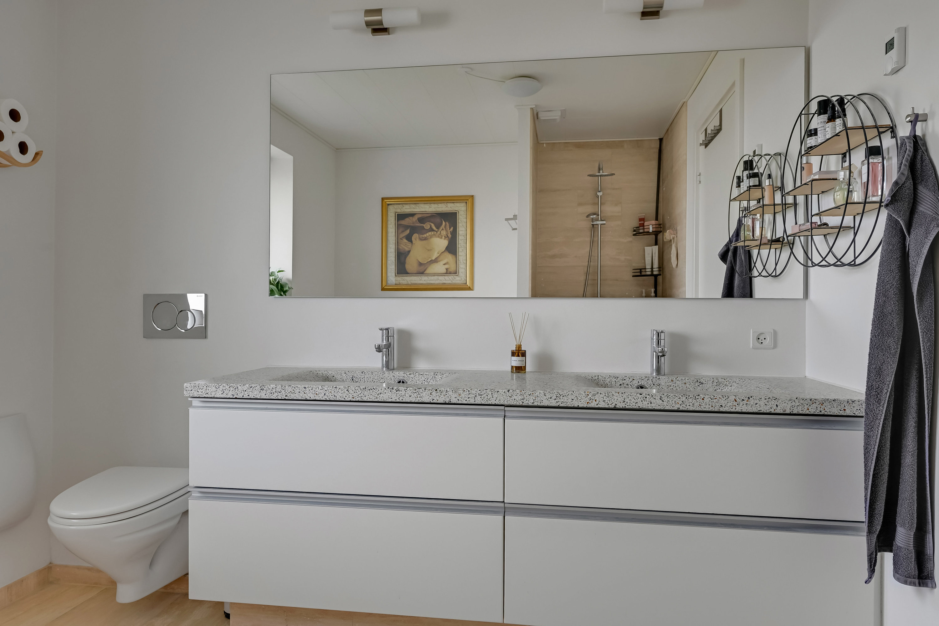 Fremhævet badeværelse billede i fuldskærmstilstand. Billede af Lillevang 120, 7190 Billund