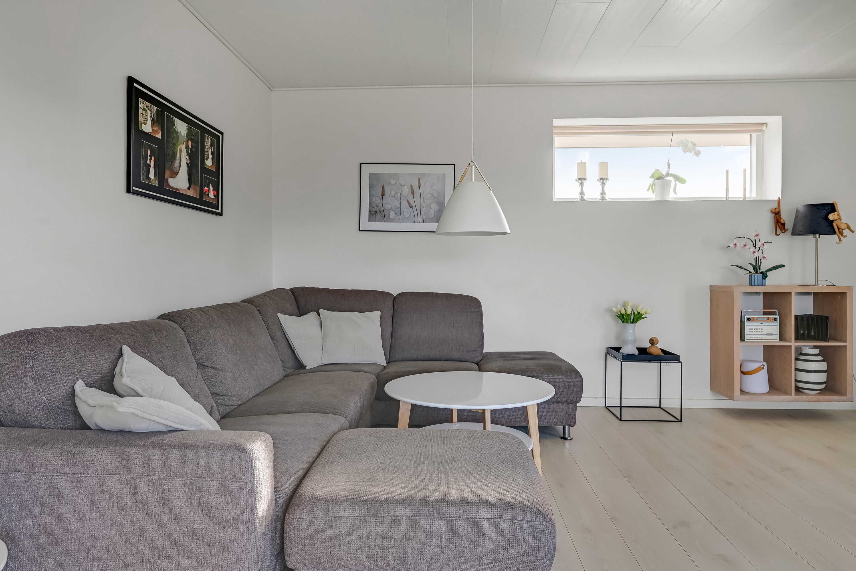 Fremhævet stue billede i fuldskærmstilstand. Billede af Lillevang 120, 7190 Billund