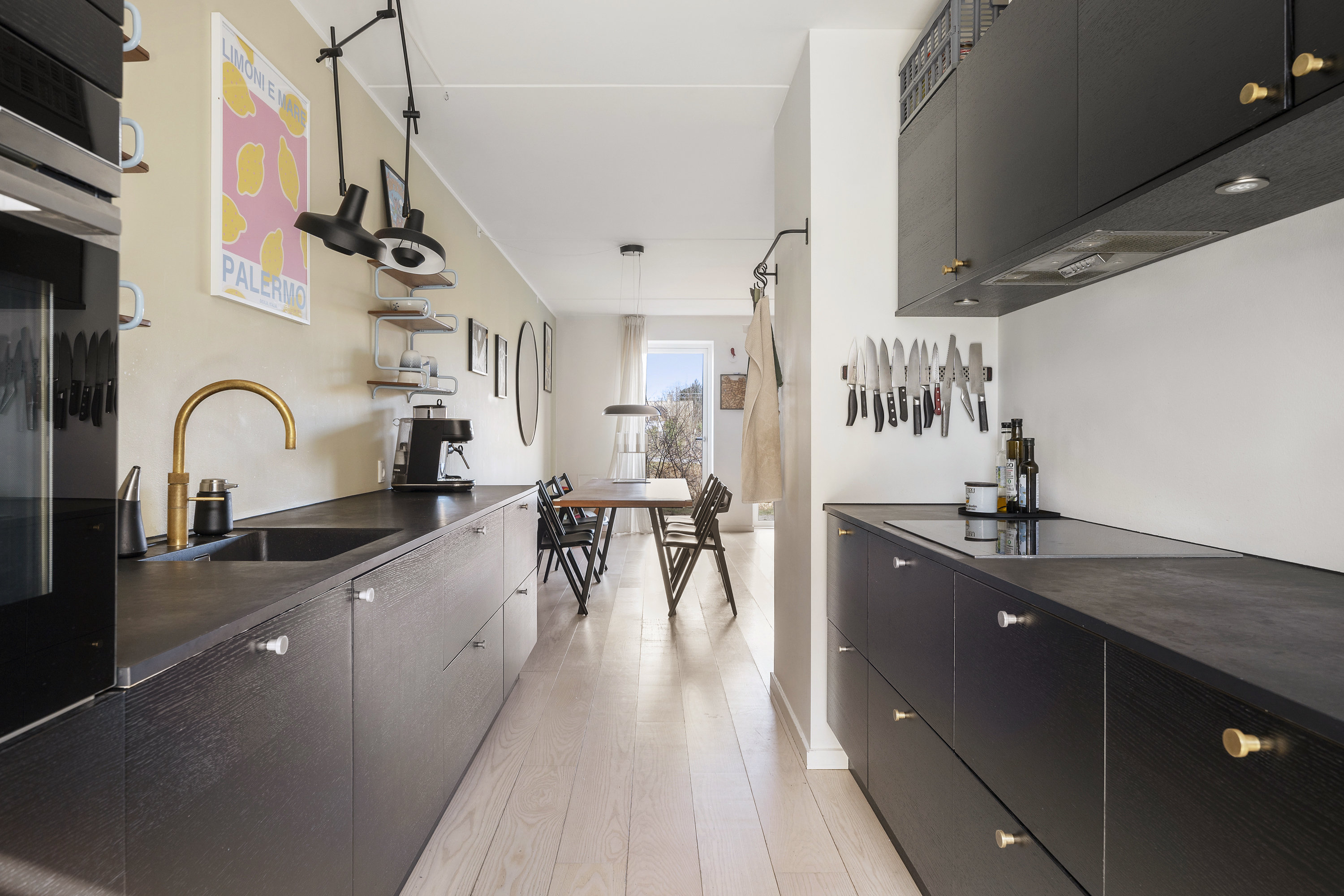 Fremhævet køkken billede i fuldskærmstilstand. Billede af Ralphs Vænge 45, 2950 Vedbæk