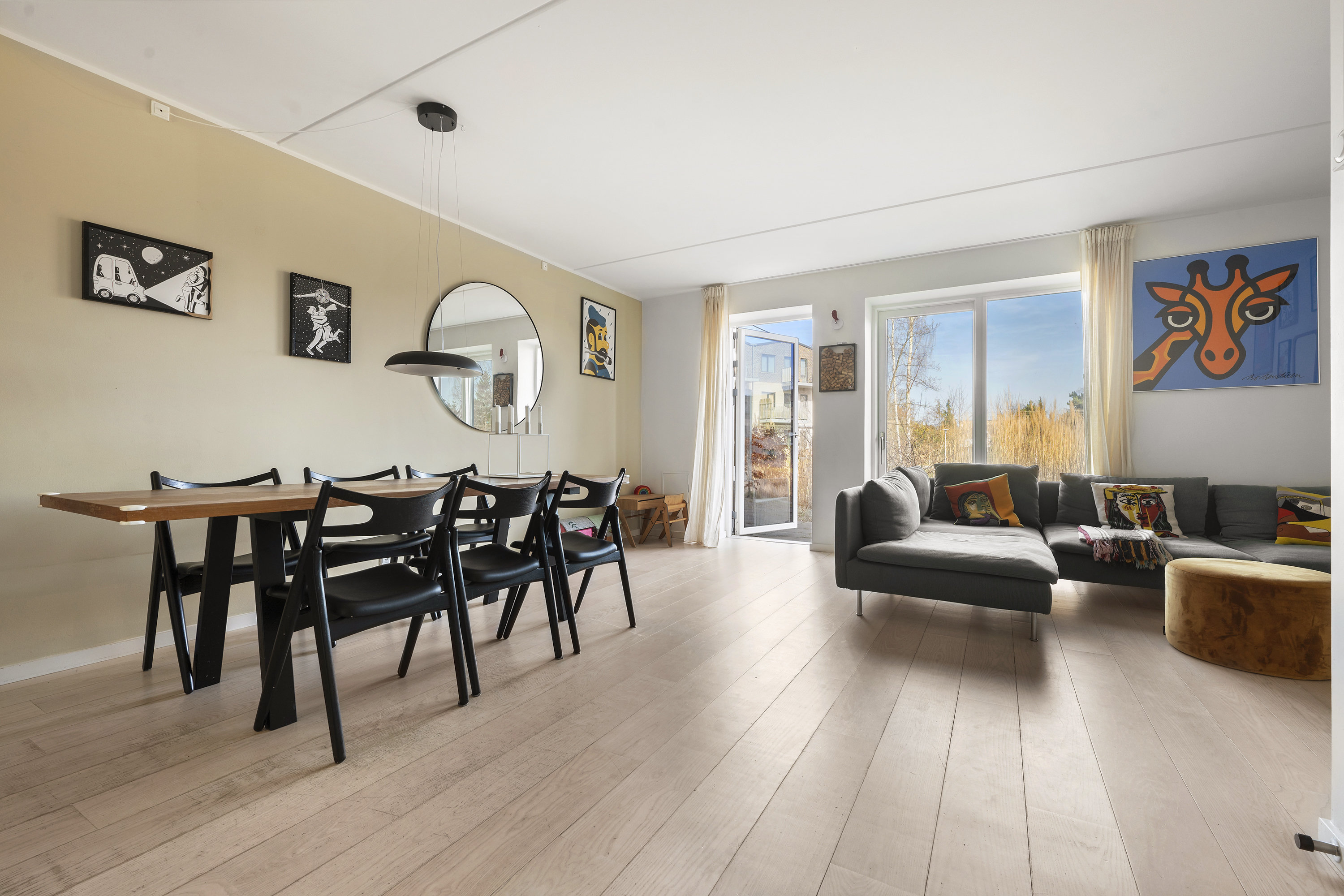 Fremhævet stue billede i fuldskærmstilstand. Billede af Ralphs Vænge 45, 2950 Vedbæk