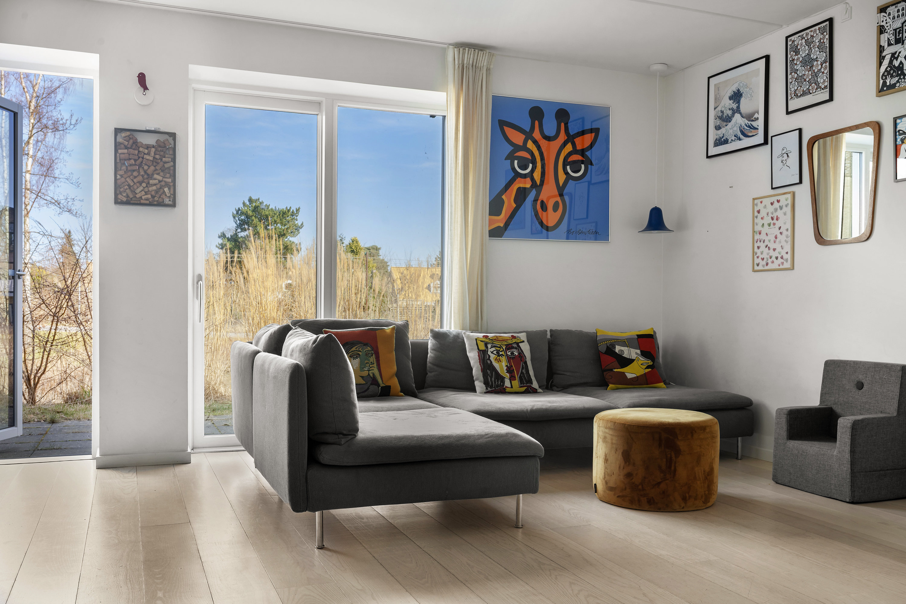 Fremhævet stue billede i fuldskærmstilstand. Billede af Ralphs Vænge 45, 2950 Vedbæk