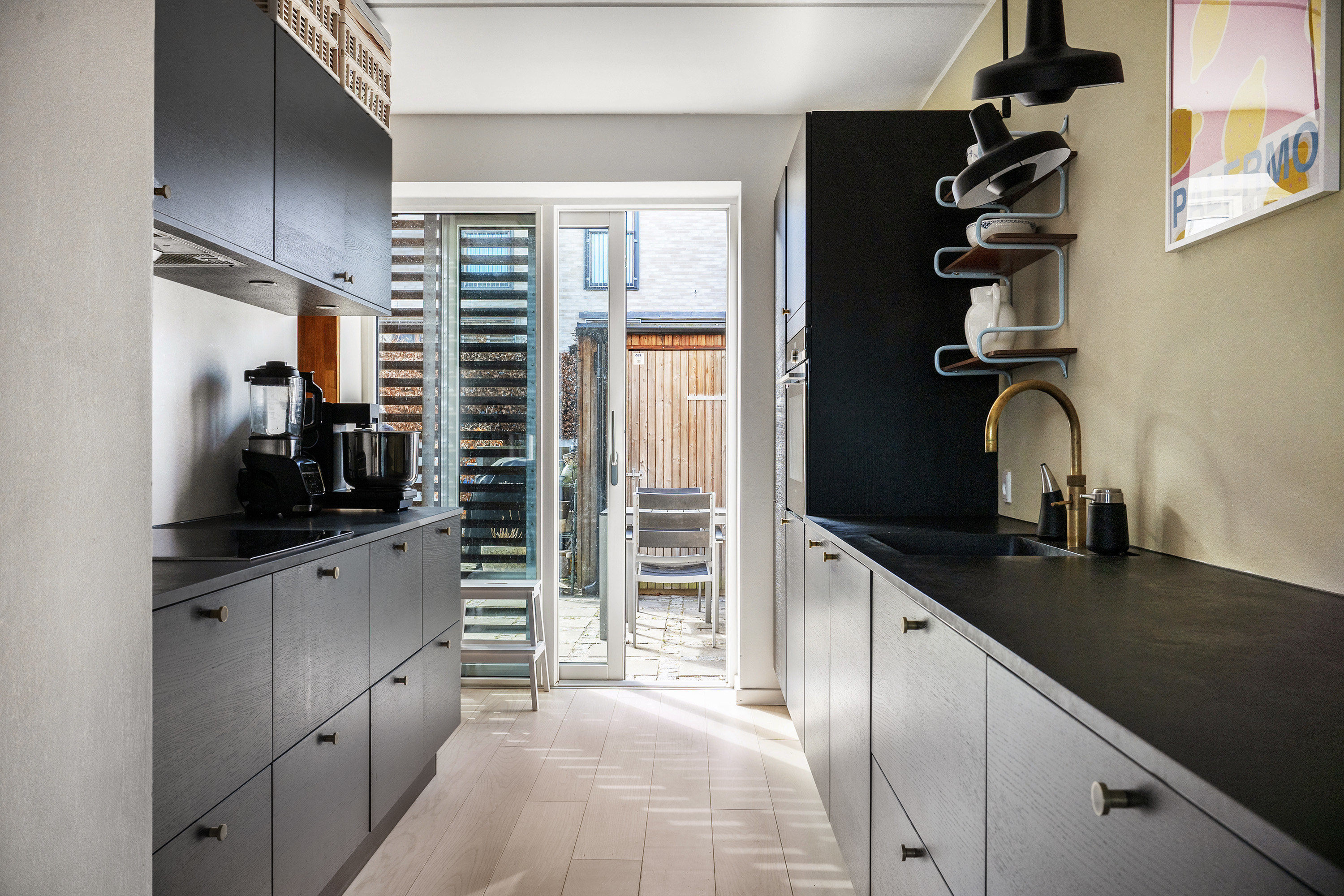 Fremhævet køkken billede i fuldskærmstilstand. Billede af Ralphs Vænge 45, 2950 Vedbæk