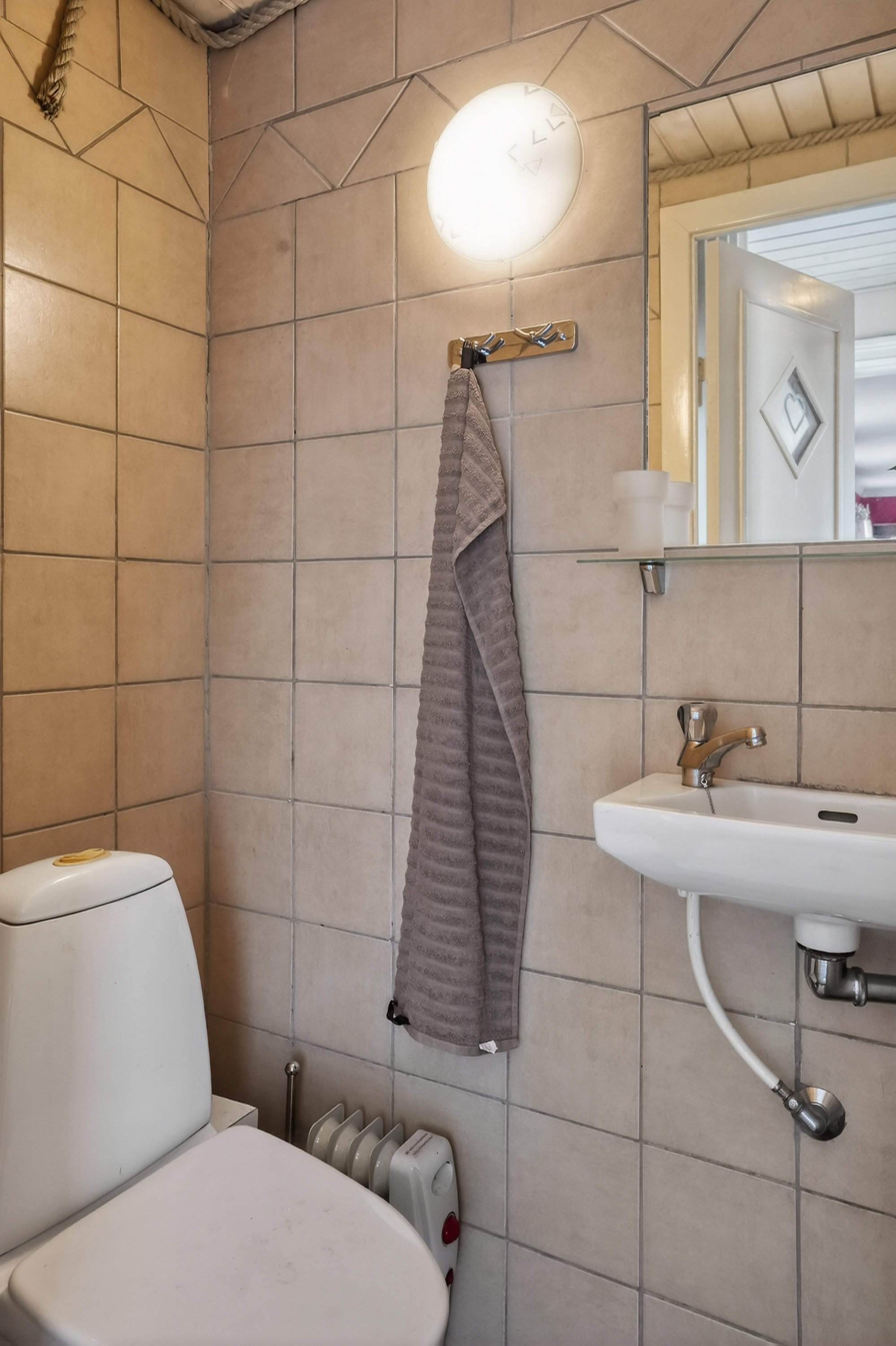 Fremhævet wc billede i fuldskærmstilstand. Billede af Kvarmløsevej 145, Kvarmløse, 4340 Tølløse