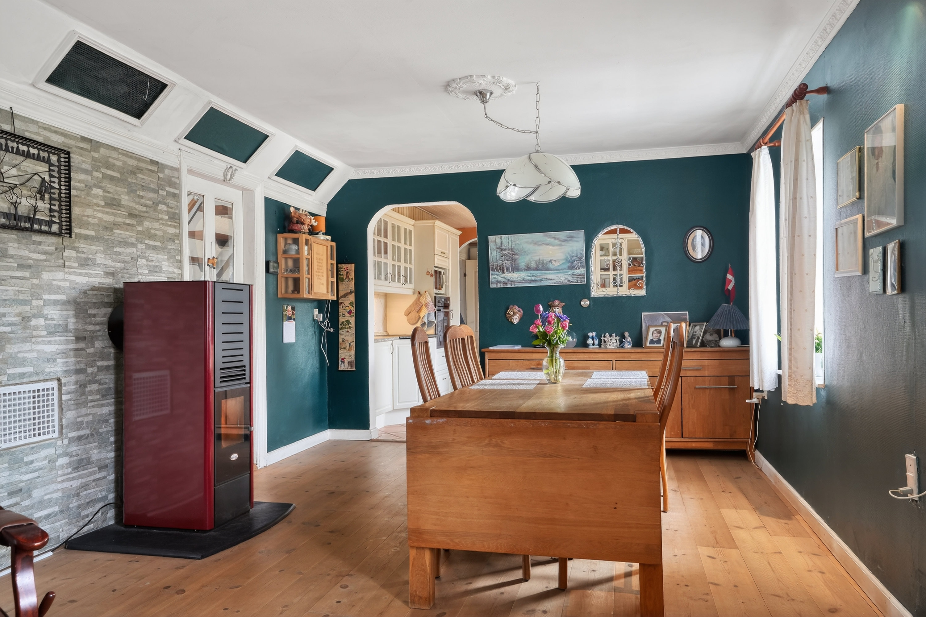 Fremhævet stue billede i fuldskærmstilstand. Billede af Kvarmløsevej 145, Kvarmløse, 4340 Tølløse