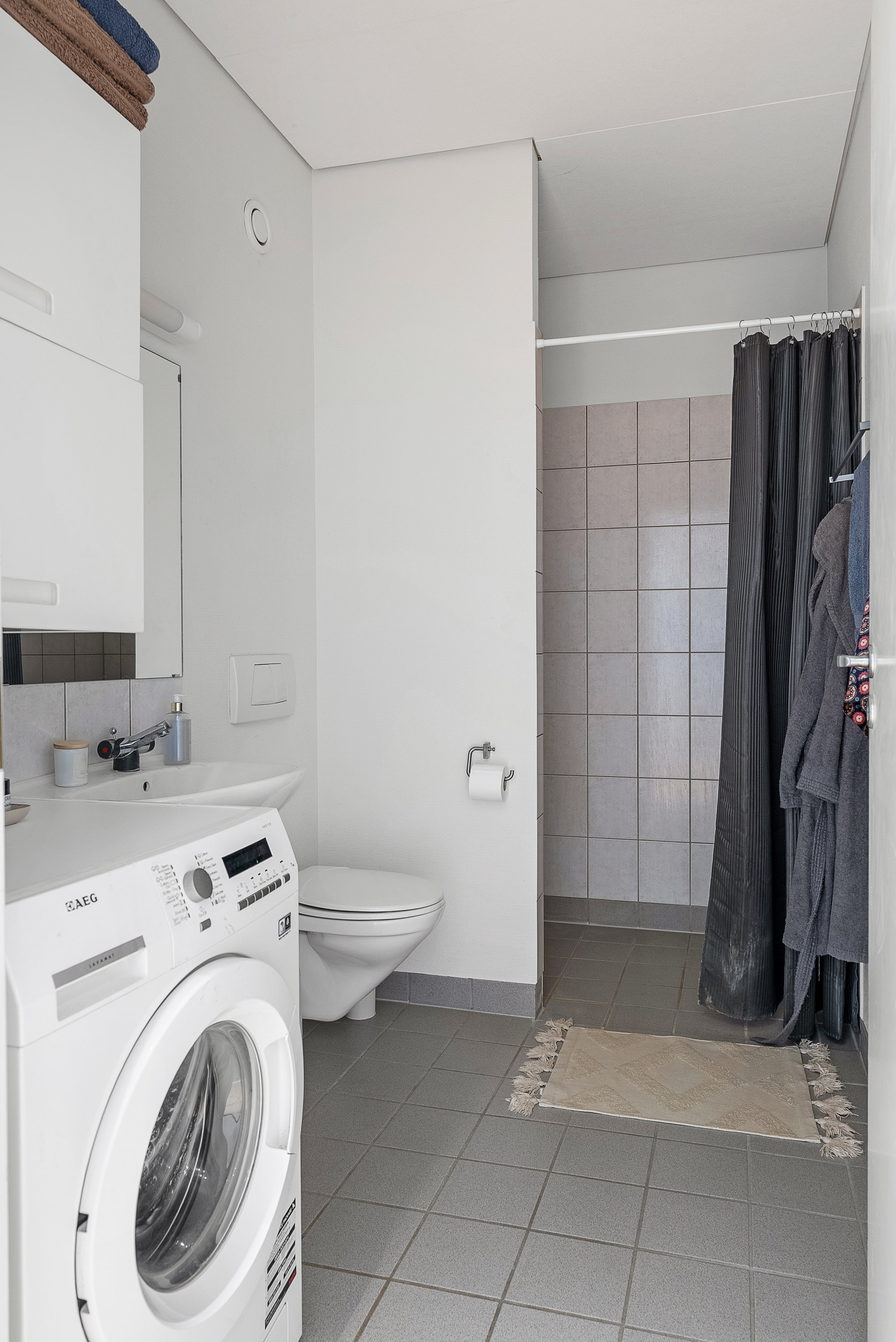 Fremhævet badeværelse billede i fuldskærmstilstand. Billede af Buchwaldsgade 13B, 1. 8., 5000 Odense C