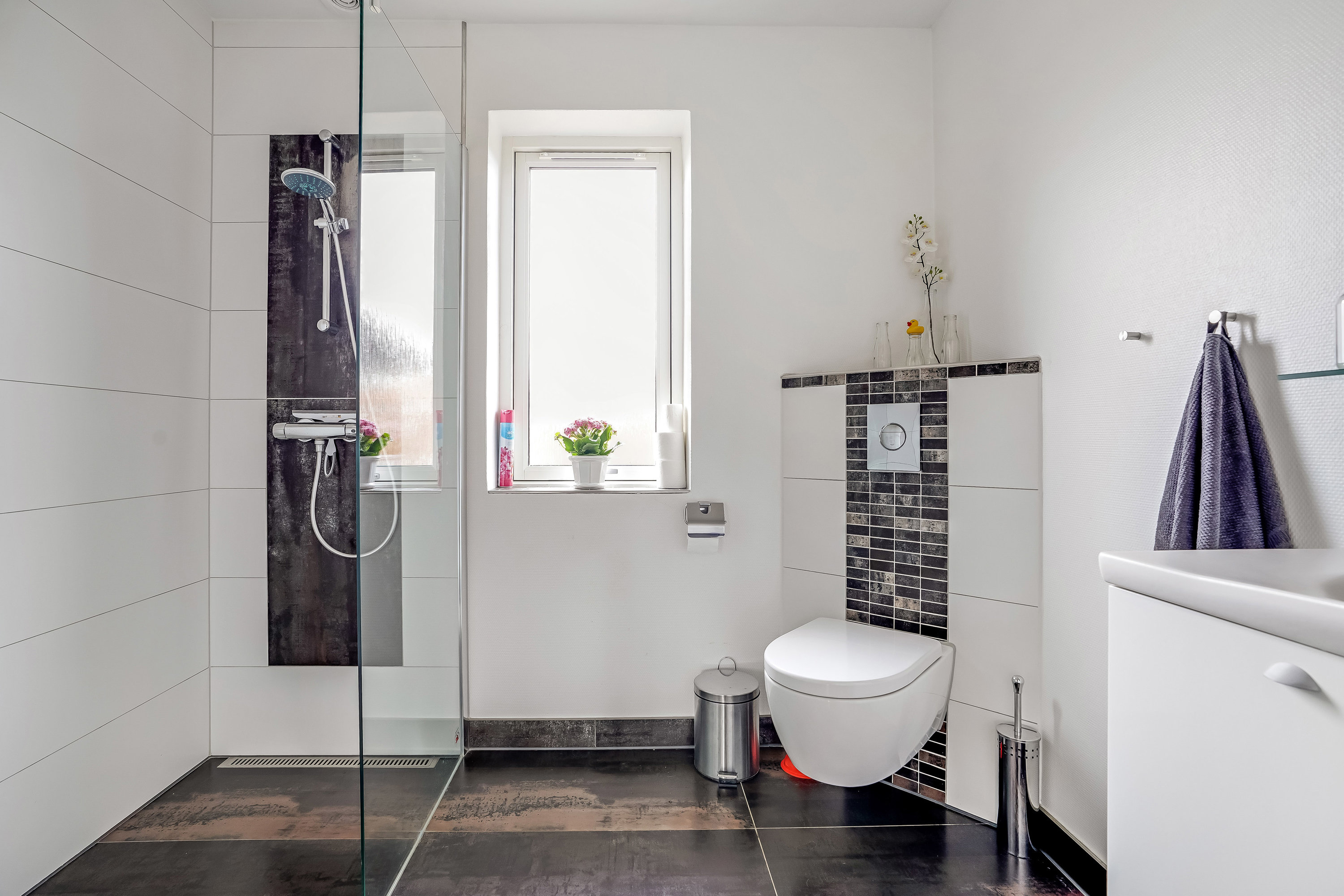 Fremhævet badeværelse billede i fuldskærmstilstand. Billede af Møllebakken 44, Strib, 5500 Middelfart