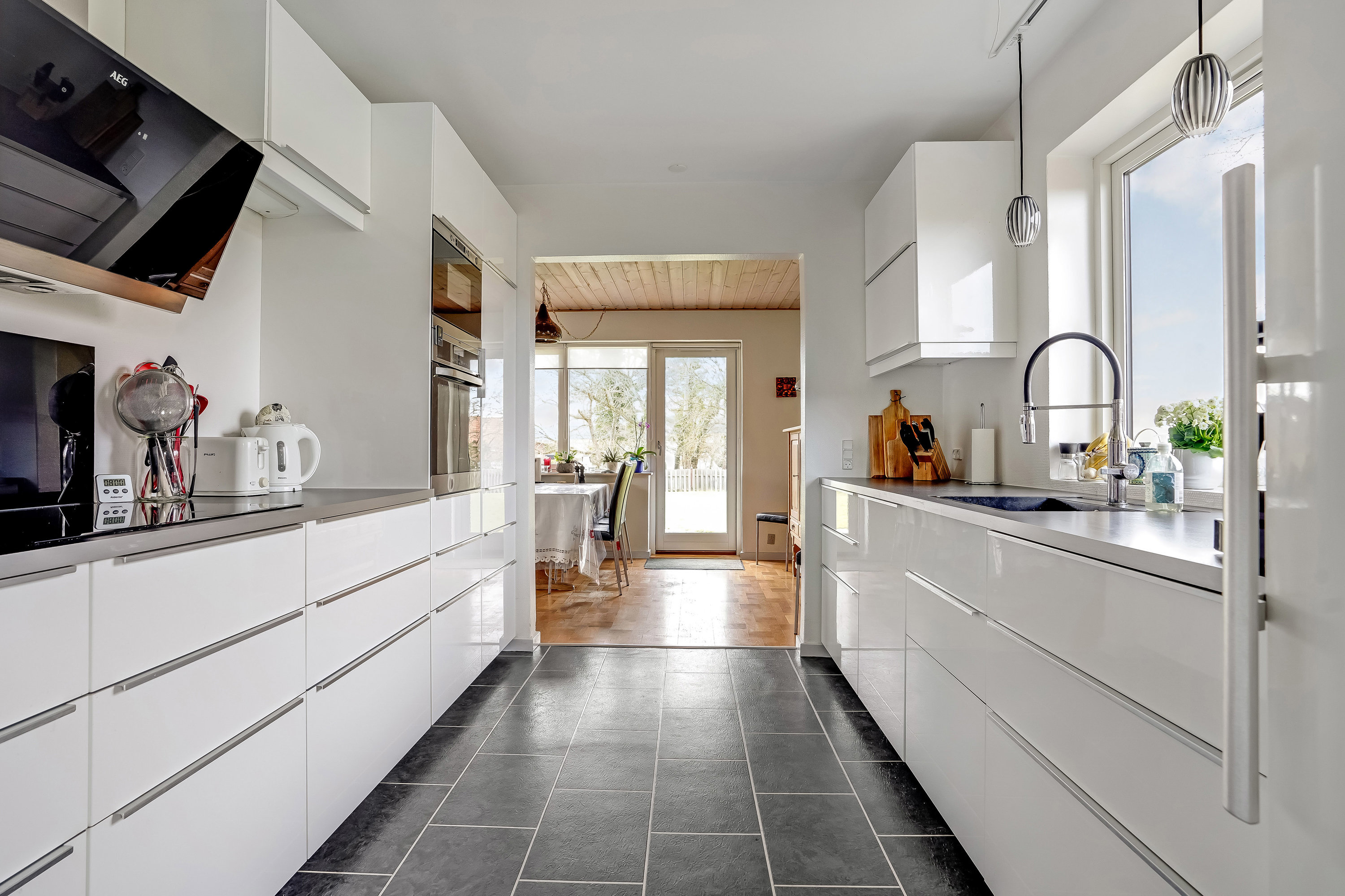 Fremhævet køkken billede i fuldskærmstilstand. Billede af Møllebakken 44, Strib, 5500 Middelfart