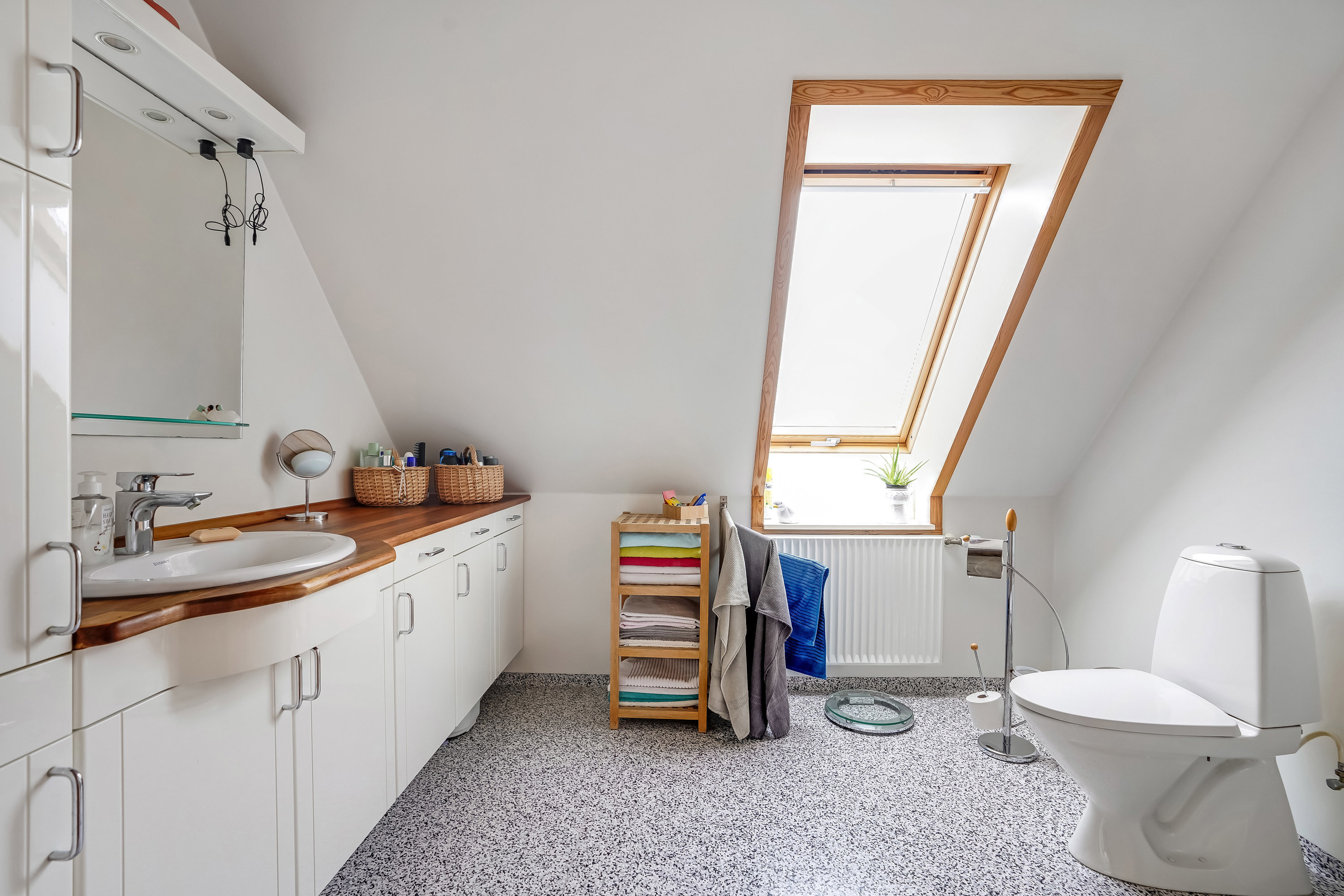 Fremhævet toilet billede i fuldskærmstilstand. Billede af Møllebakken 44, Strib, 5500 Middelfart