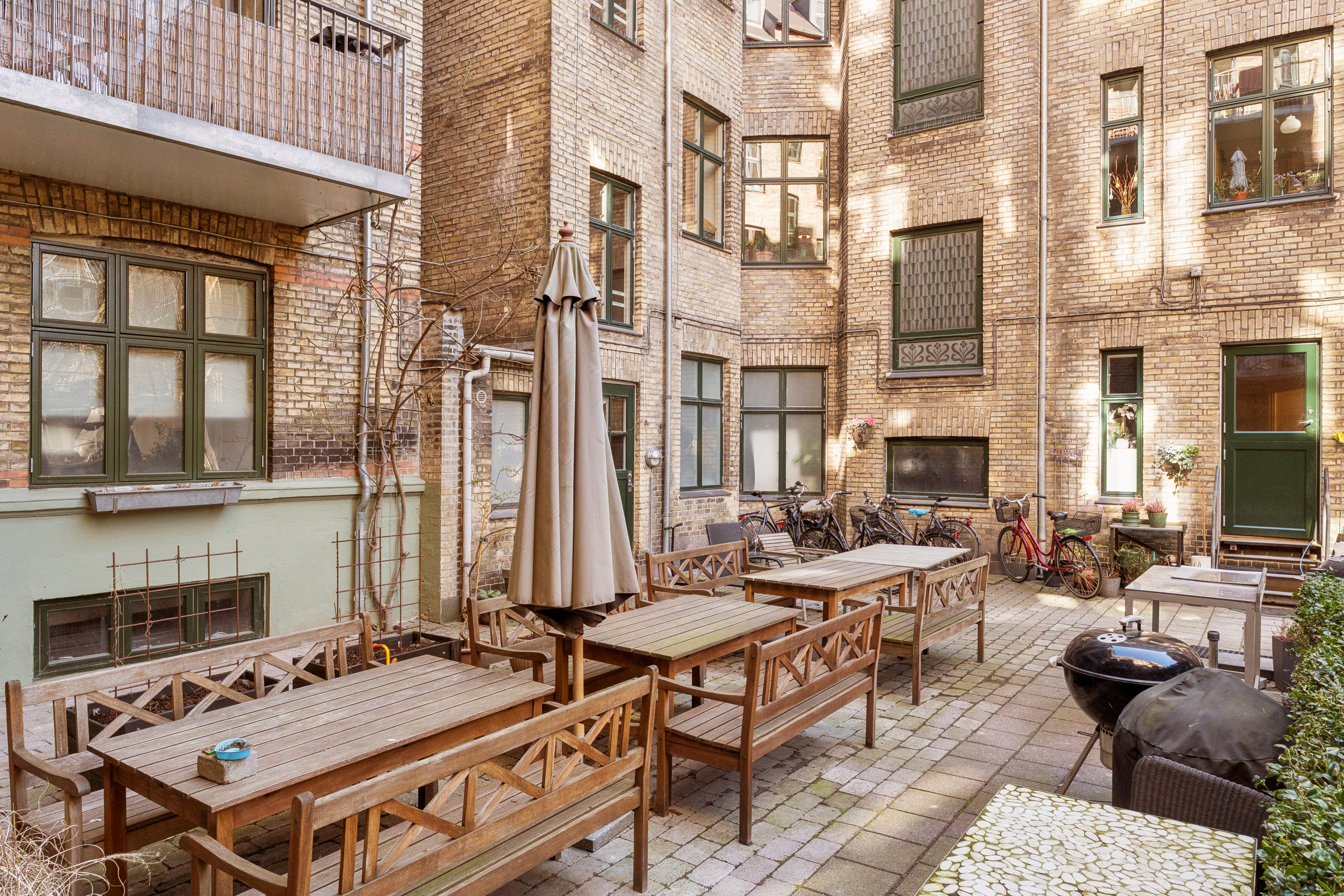 Fremhævet gårdmiljø billede i fuldskærmstilstand. Billede af Marstalsgade 44, 3. th., 2100 København Ø