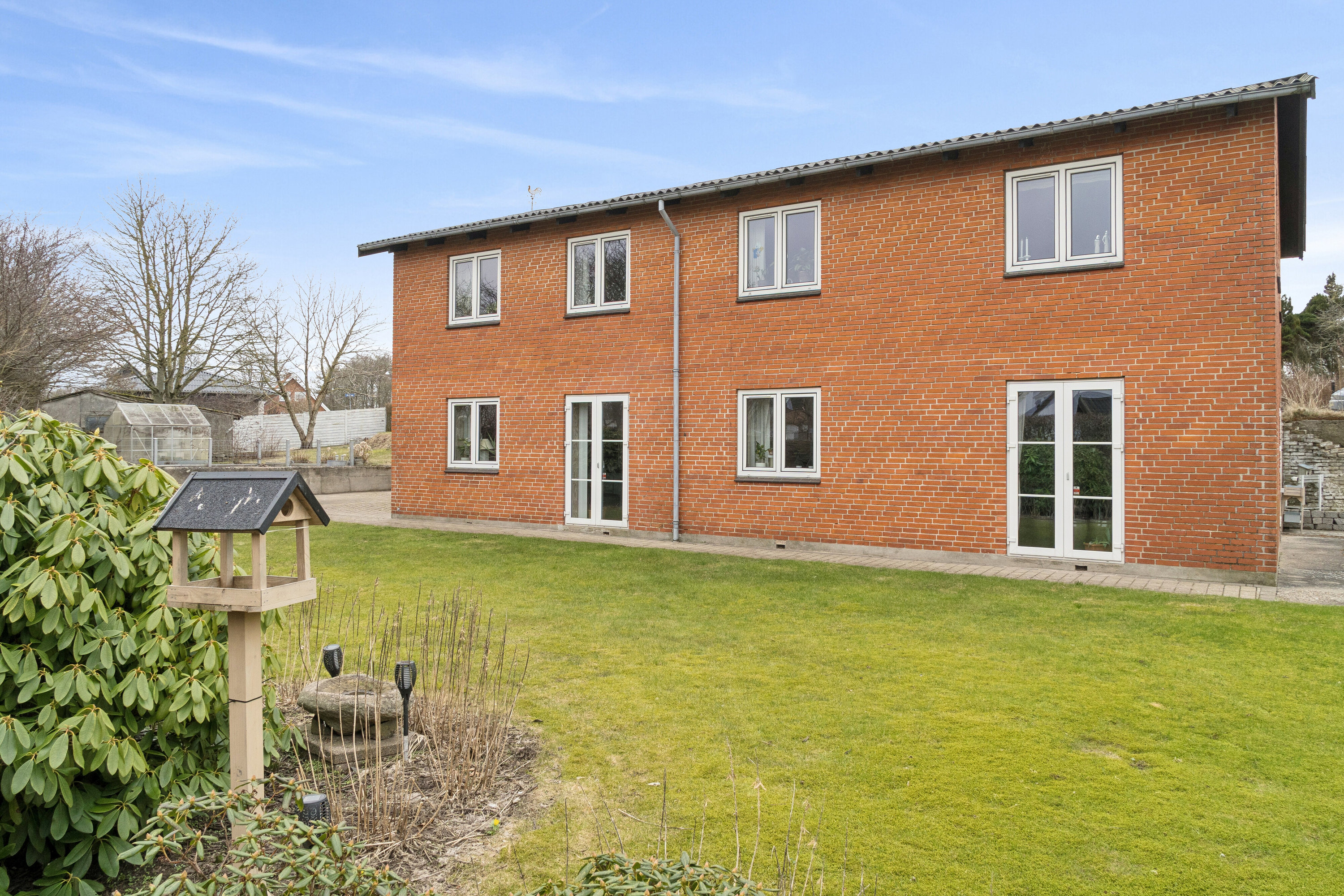 Fremhævet set fra haven billede i fuldskærmstilstand. Billede af Elmevej 2C, 9800 Hjørring