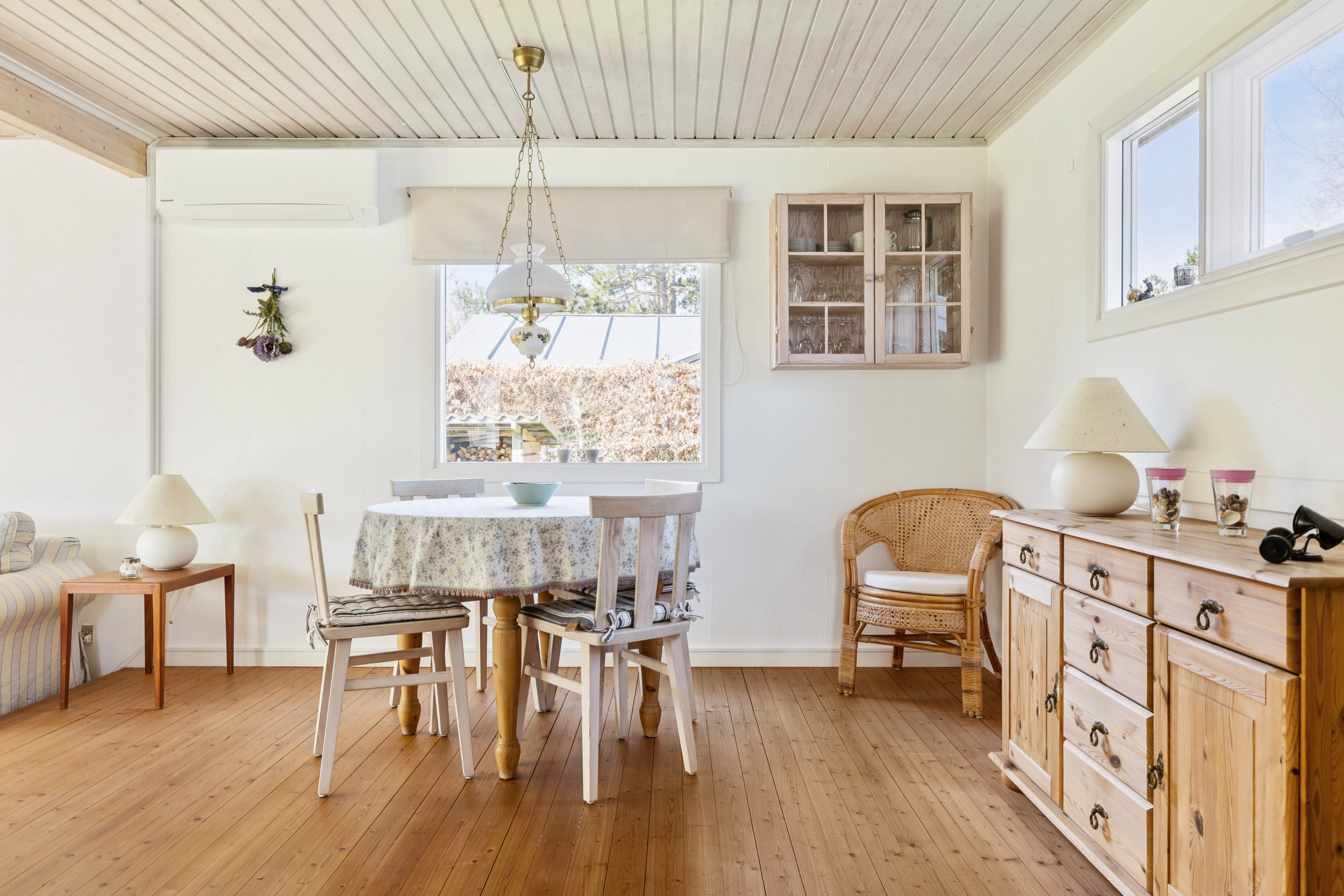 Fremhævet spisestue billede i fuldskærmstilstand. Billede af Kaptajnsvej 9, Havnsø, 4591 Føllenslev