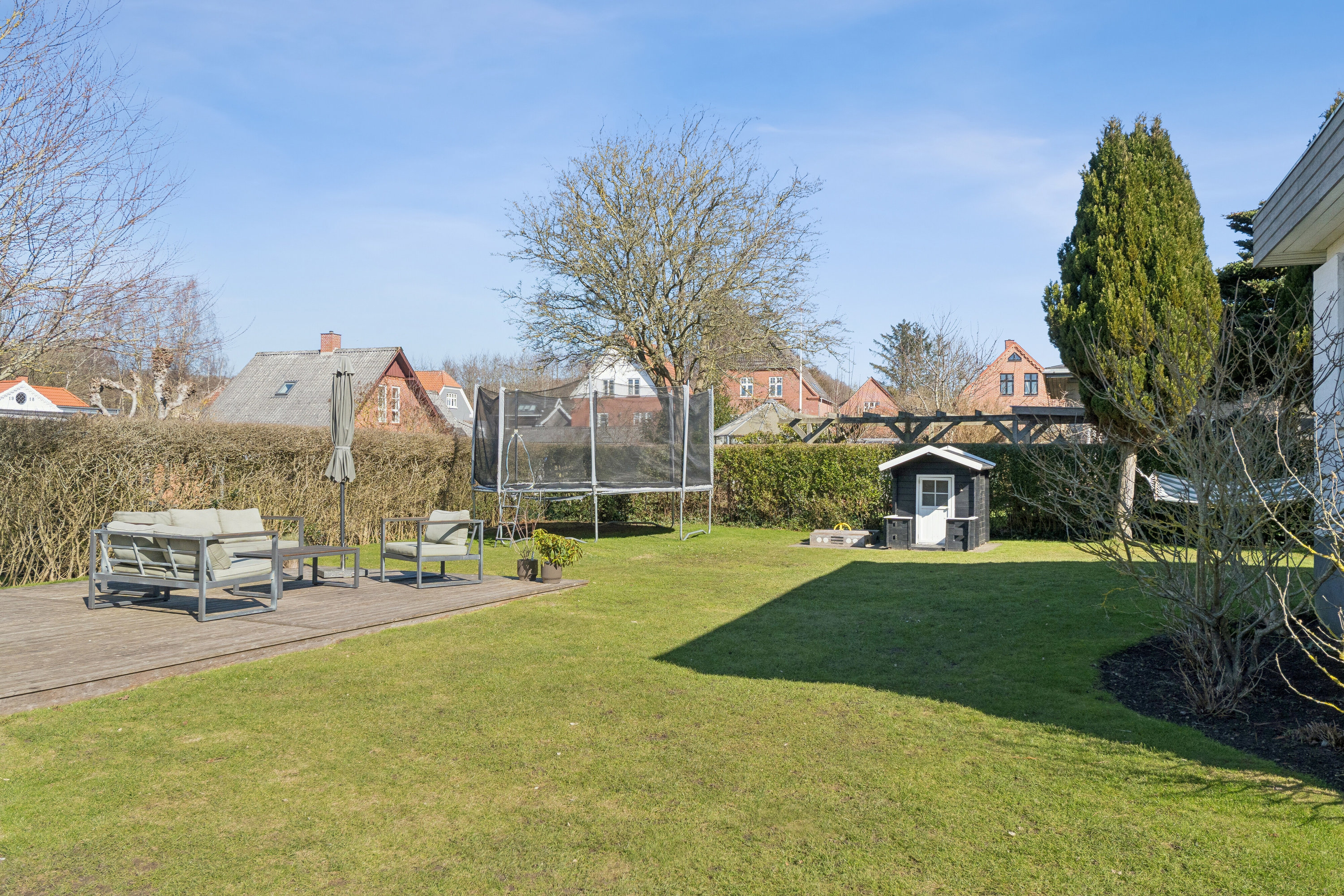 Fremhævet set fra haven billede i fuldskærmstilstand. Billede af Margrethelundsvej 1, 5700 Svendborg