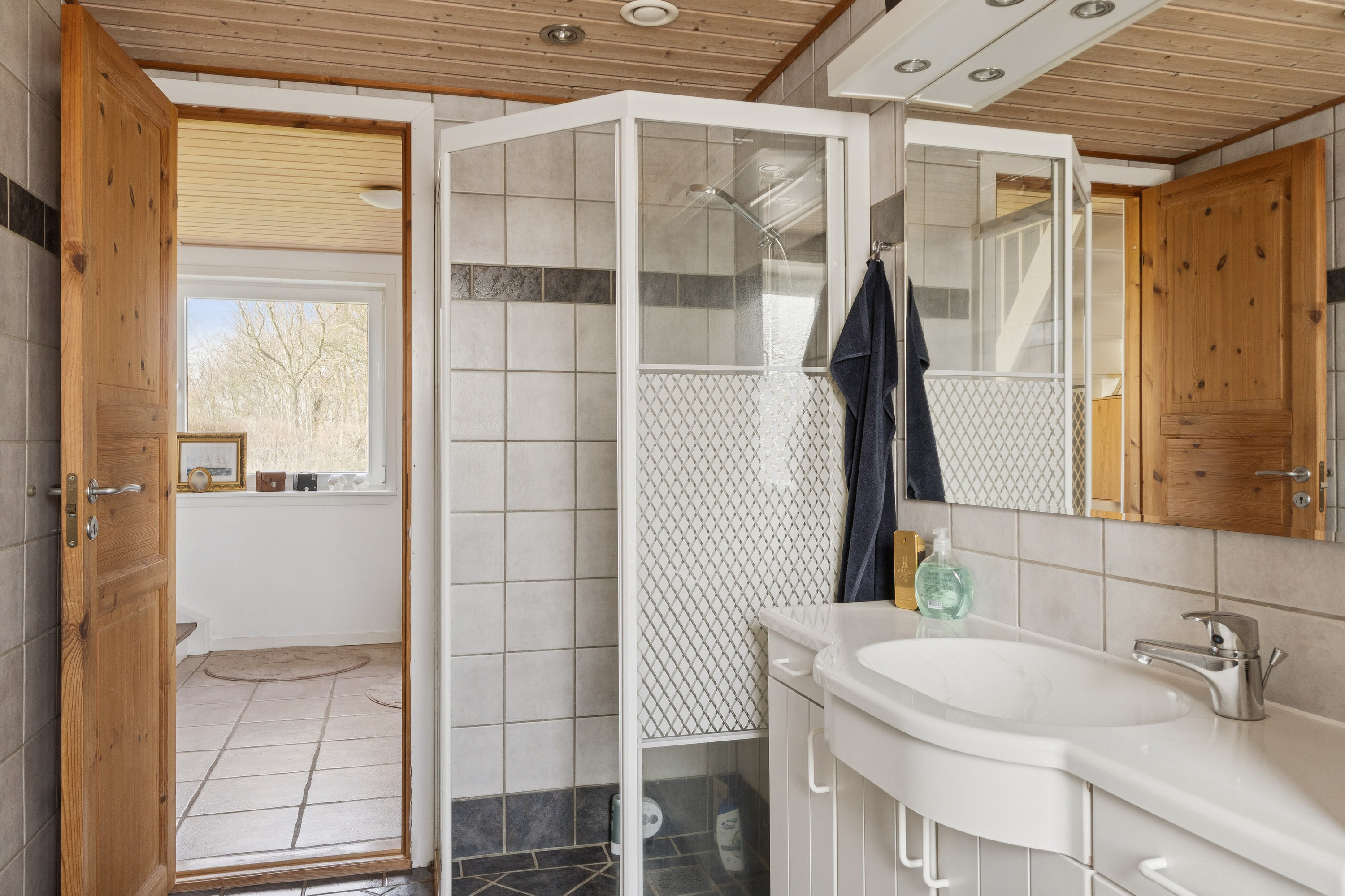 Fremhævet badeværelse billede i fuldskærmstilstand. Billede af Løkkensvej 756, Sdr Rubjerg, 9480 Løkken