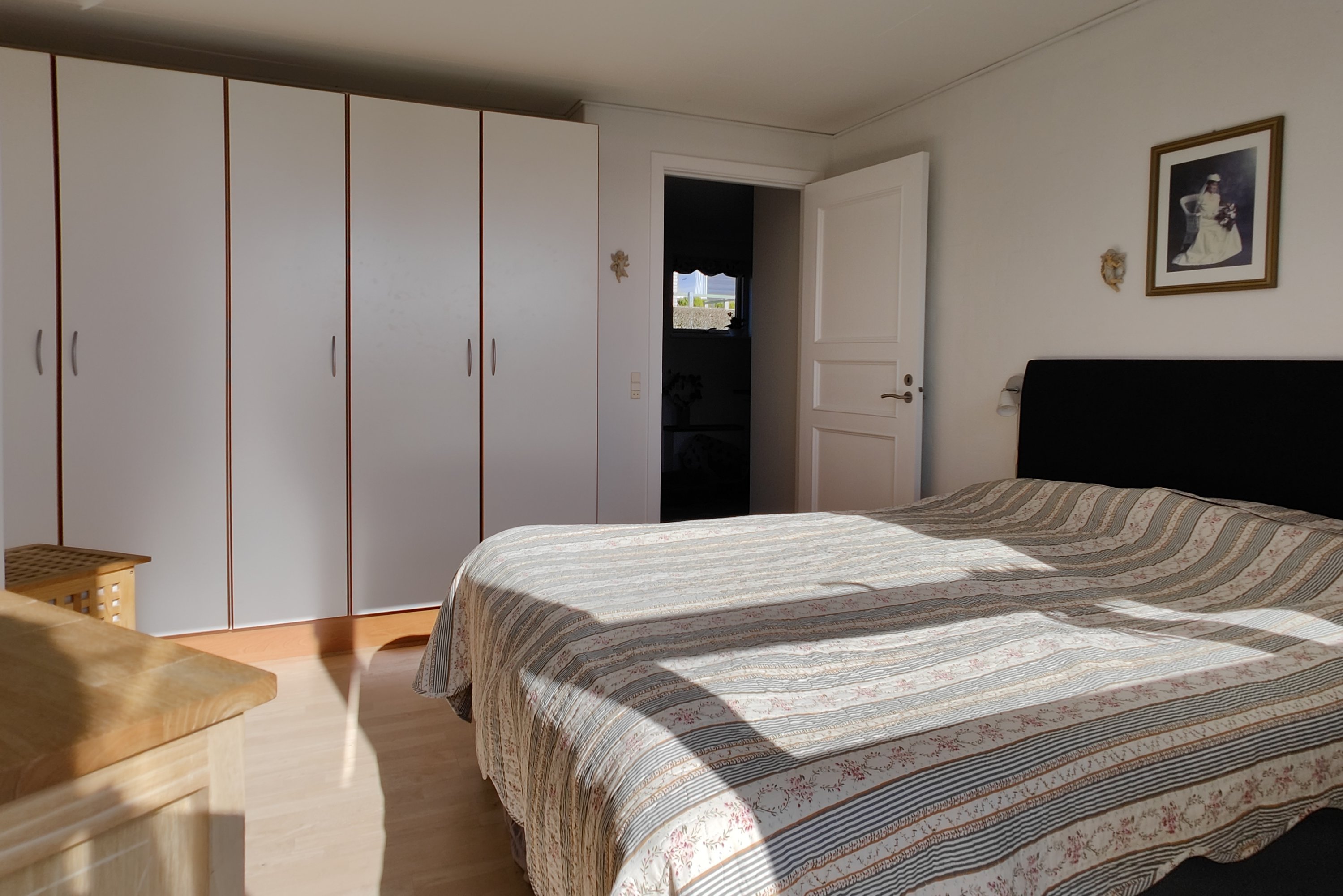 Fremhævet  billede i fuldskærmstilstand. Billede af Solbakken 5, Ugelbølle, 8410 Rønde