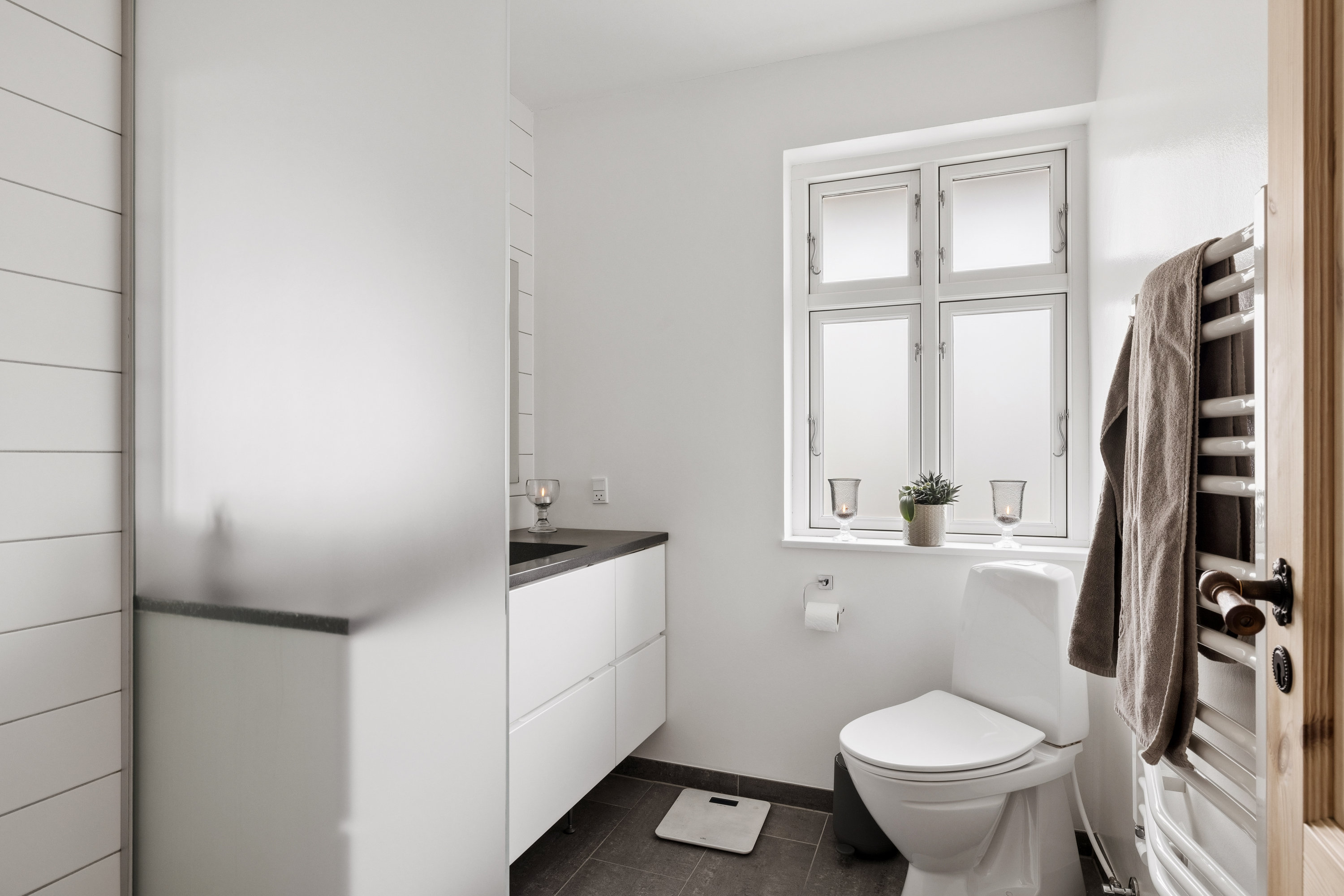 Fremhævet badeværelse billede i fuldskærmstilstand. Billede af Kanalvej 71, Ginnerup, 8500 Grenaa