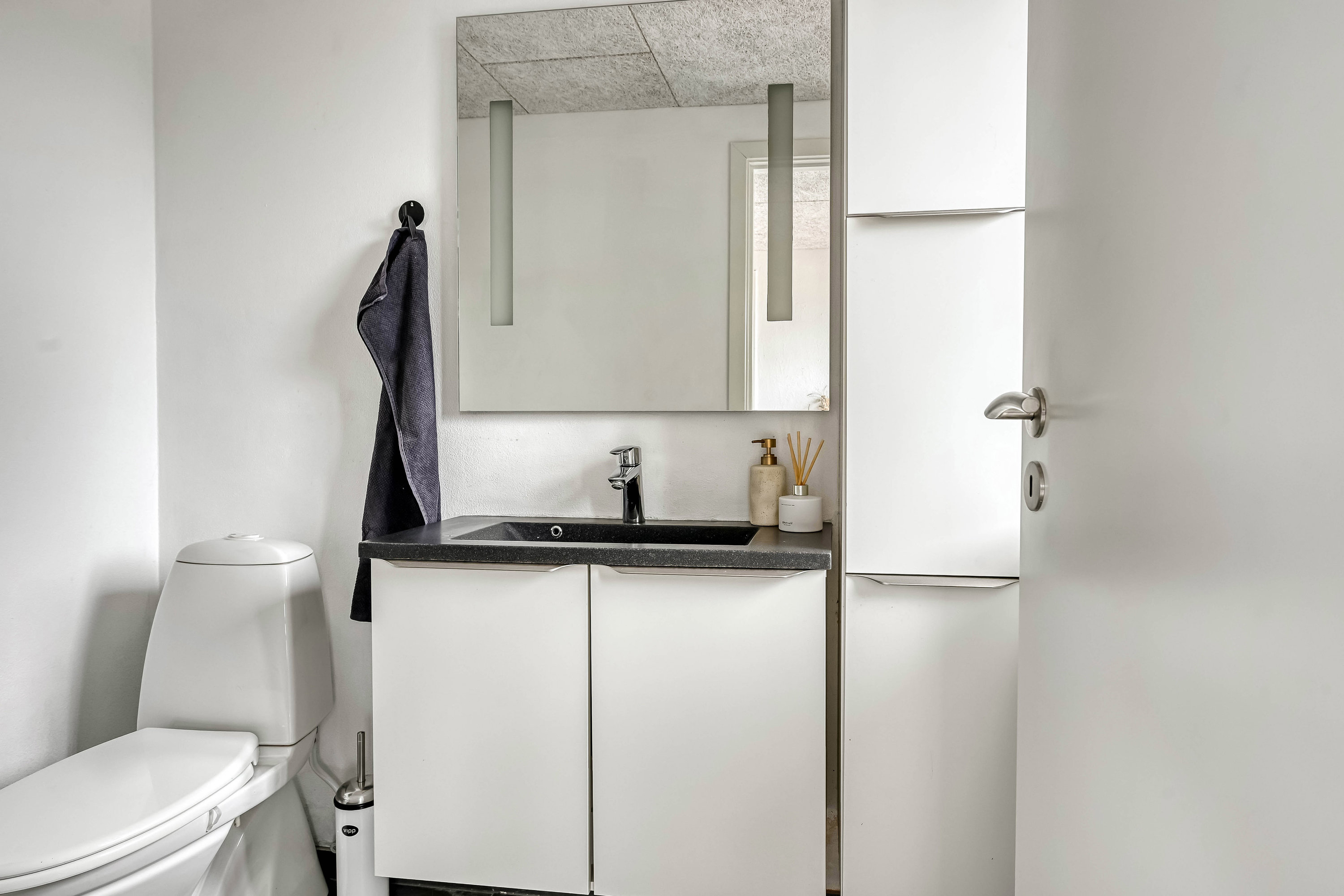 Fremhævet toilet billede i fuldskærmstilstand. Billede af Solbakken 13, 7260 Sønder Omme