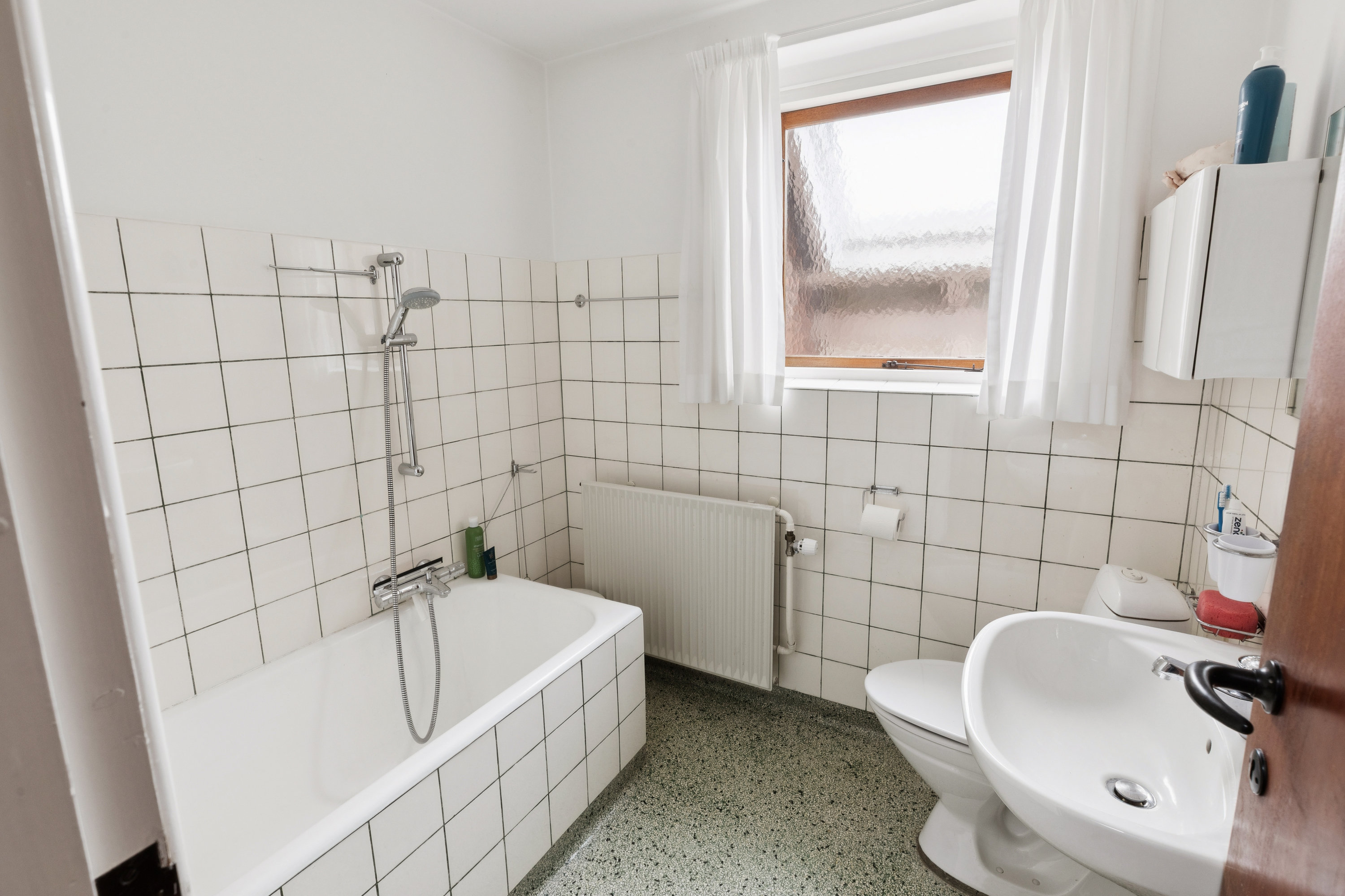 Fremhævet badeværelse billede i fuldskærmstilstand. Billede af Lindevej 32, 2630 Taastrup