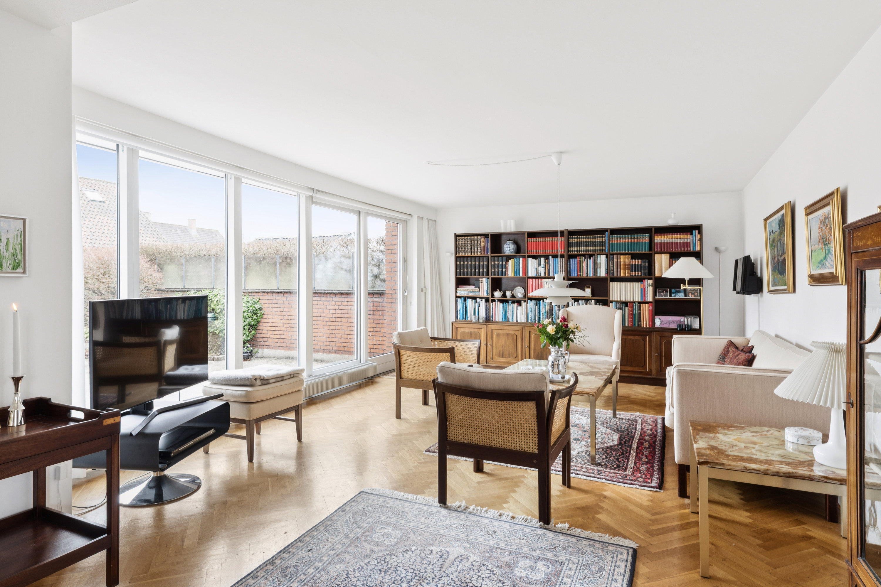 Fremhævet stue billede i fuldskærmstilstand. Billede af Lindevej 32, 2630 Taastrup