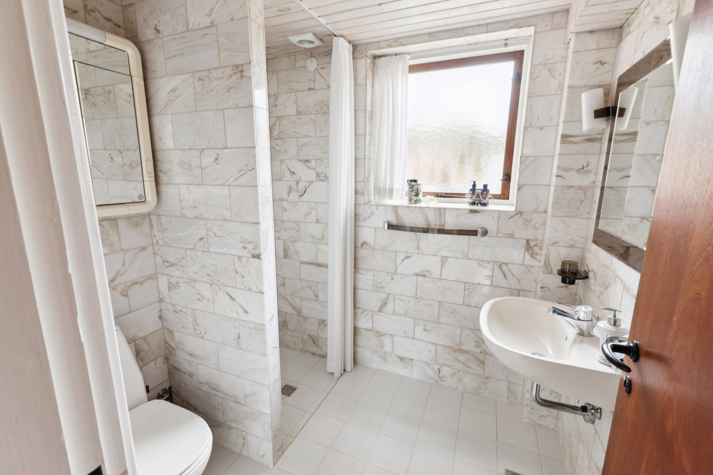 Fremhævet badeværelse billede i fuldskærmstilstand. Billede af Lindevej 32, 2630 Taastrup