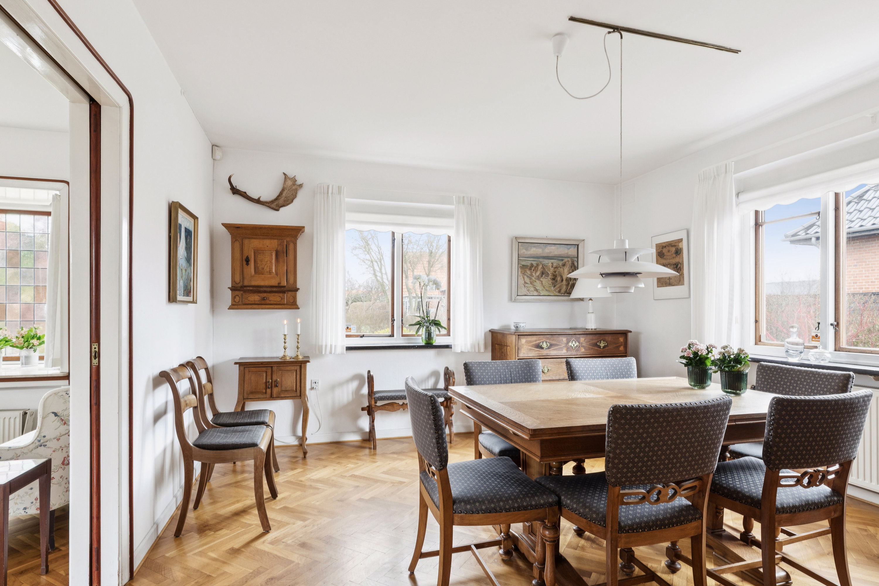 Fremhævet stue billede i fuldskærmstilstand. Billede af Lindevej 32, 2630 Taastrup