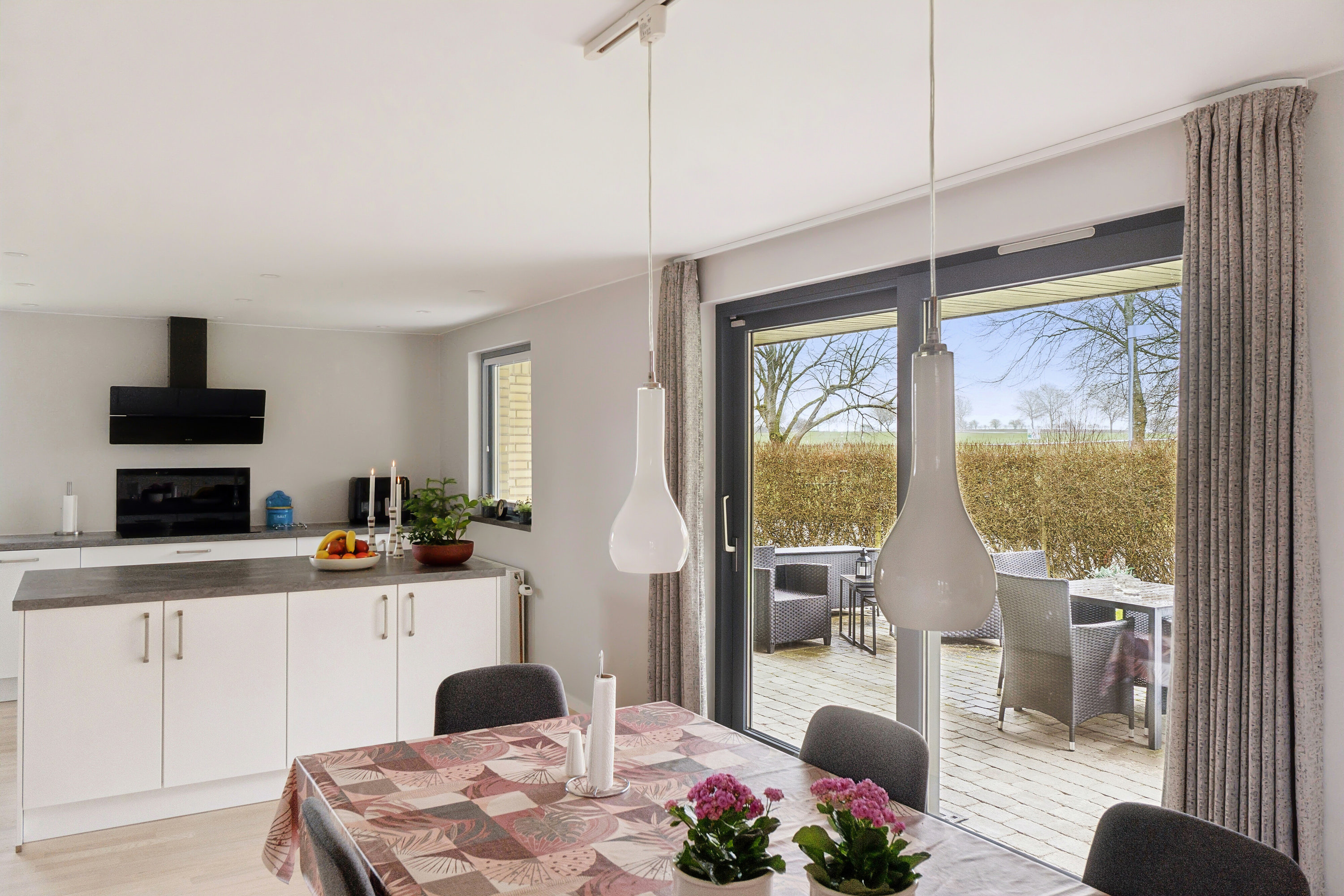 Fremhævet spisestue billede i fuldskærmstilstand. Billede af Sivænget 1, Snoldelev, 4621 Gadstrup