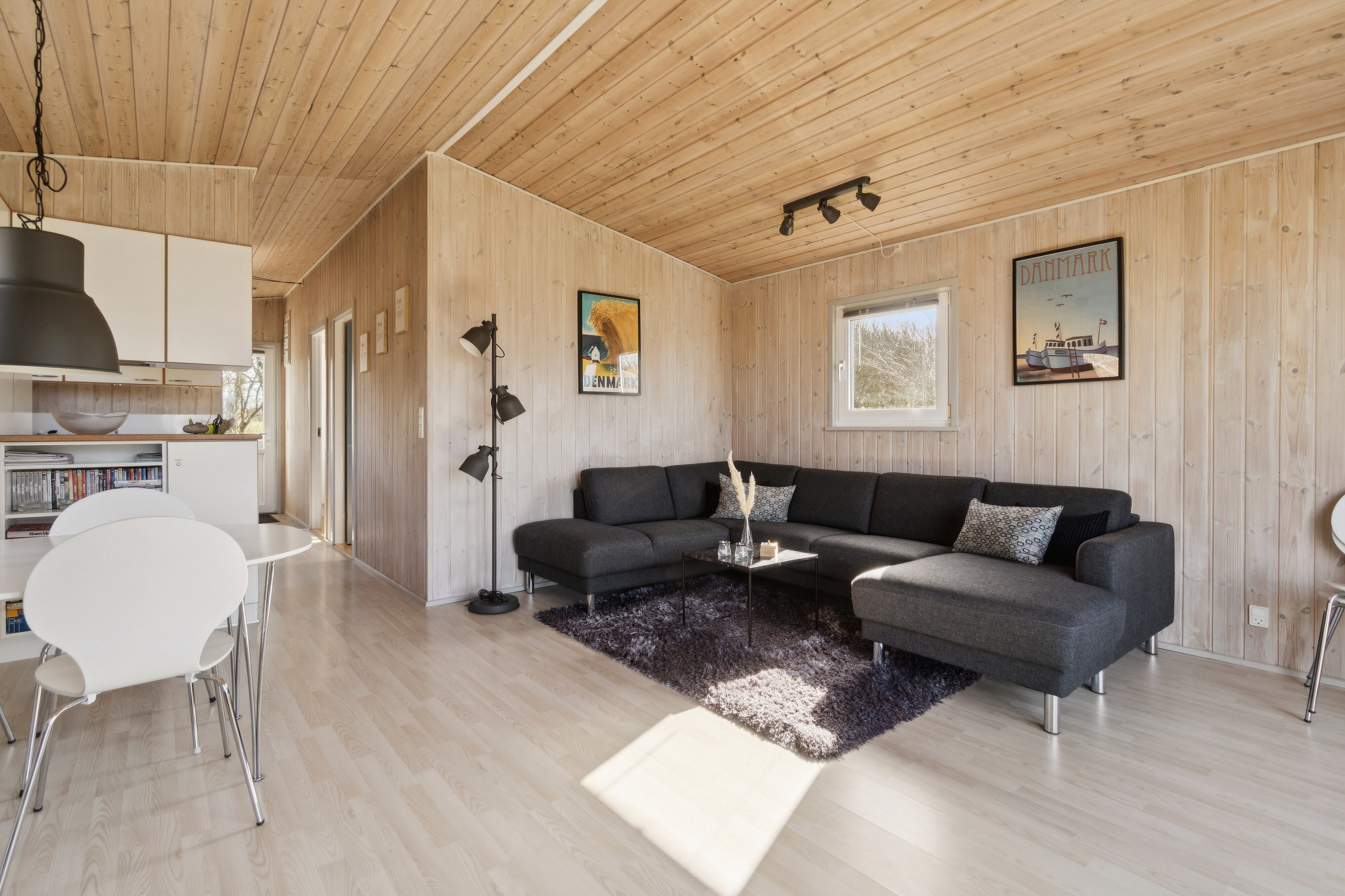 Fremhævet stue billede i fuldskærmstilstand. Billede af Hellesvej 1, Randrup, 7770 Vestervig