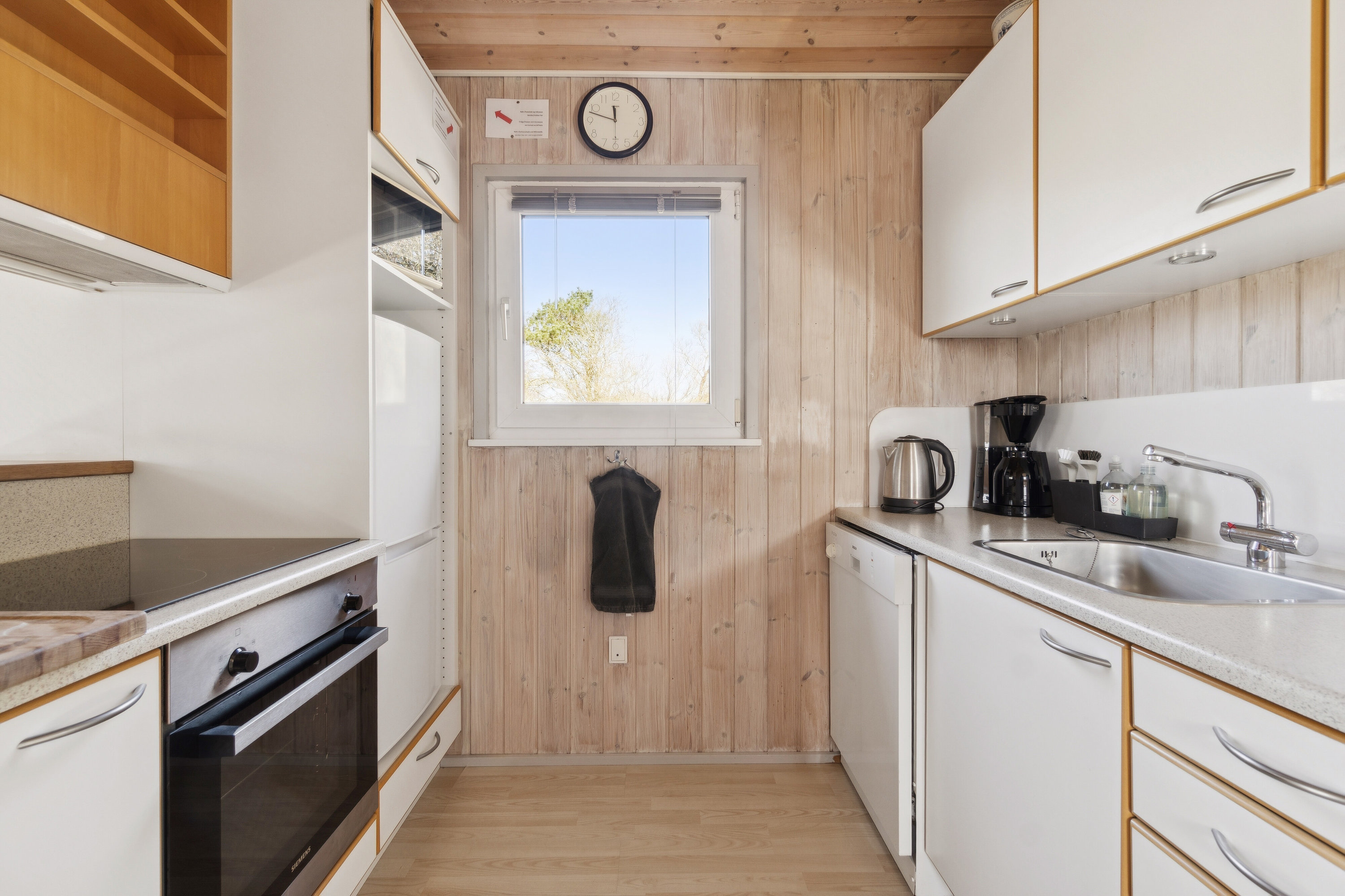 Fremhævet køkken billede i fuldskærmstilstand. Billede af Hellesvej 1, Randrup, 7770 Vestervig