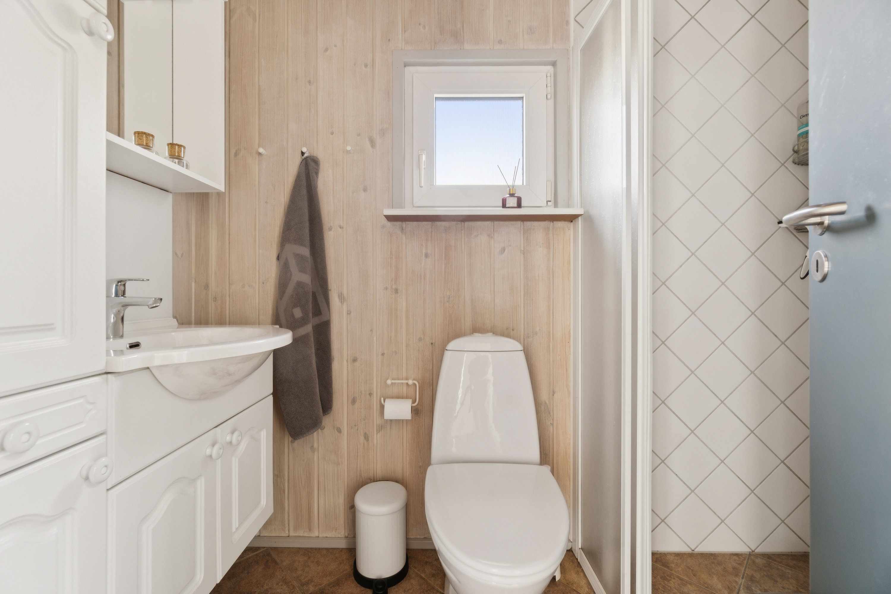 Fremhævet badeværelse billede i fuldskærmstilstand. Billede af Hellesvej 1, Randrup, 7770 Vestervig