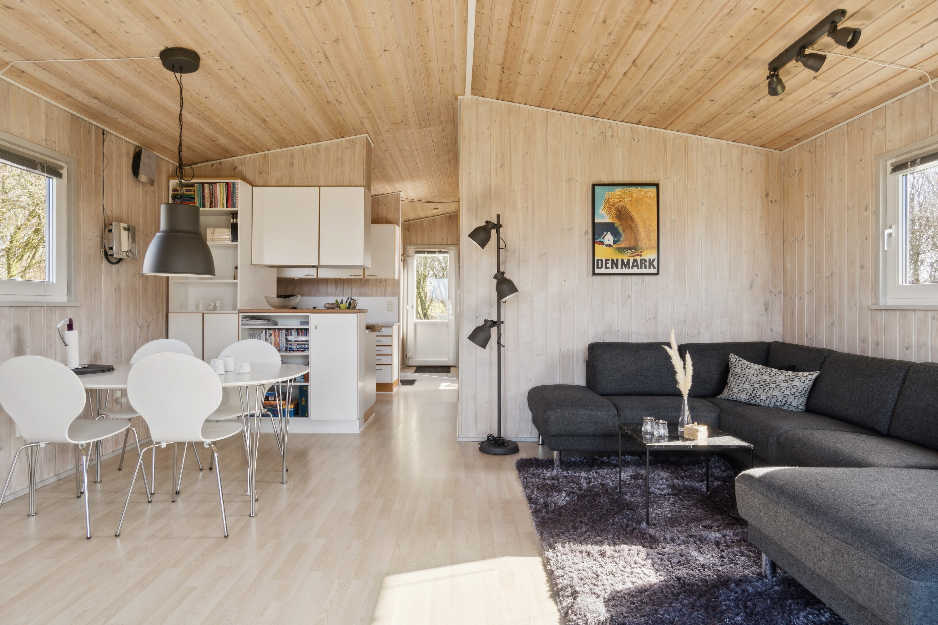 Fremhævet stue billede i fuldskærmstilstand. Billede af Hellesvej 1, Randrup, 7770 Vestervig