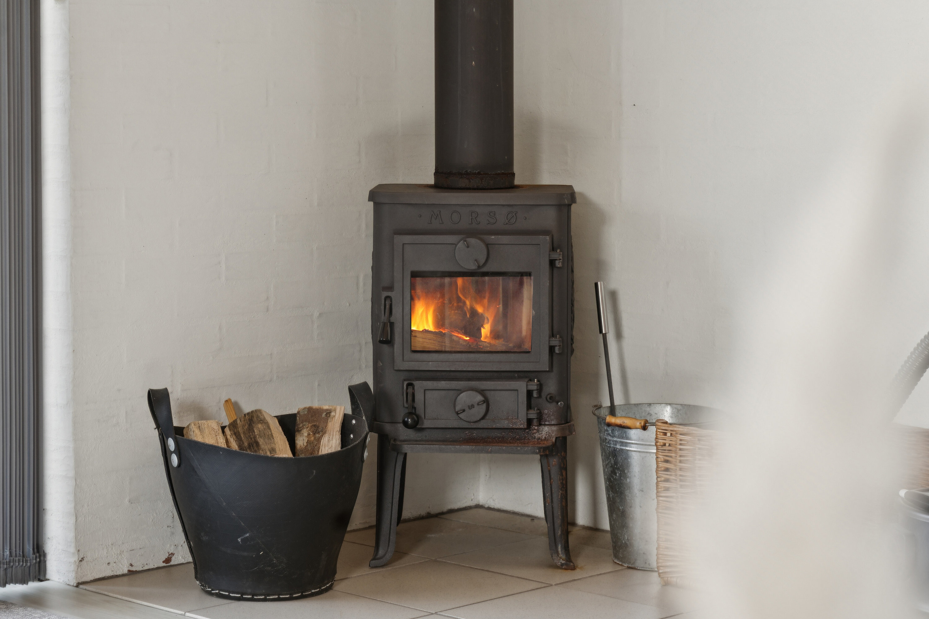 Fremhævet pejsestue billede i fuldskærmstilstand. Billede af Hellesvej 1, Randrup, 7770 Vestervig