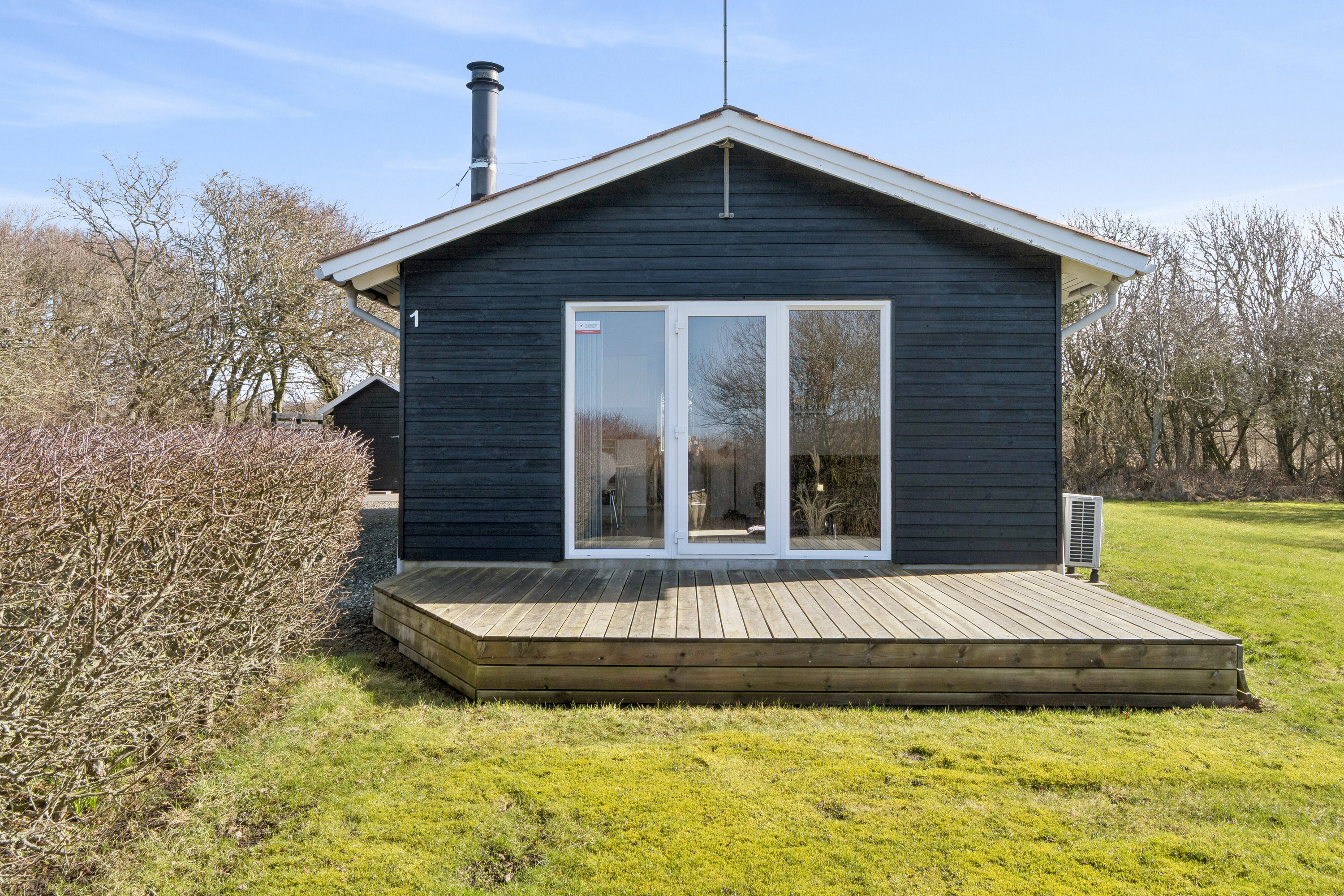 Fremhævet udendørs billede i fuldskærmstilstand. Billede af Hellesvej 1, Randrup, 7770 Vestervig