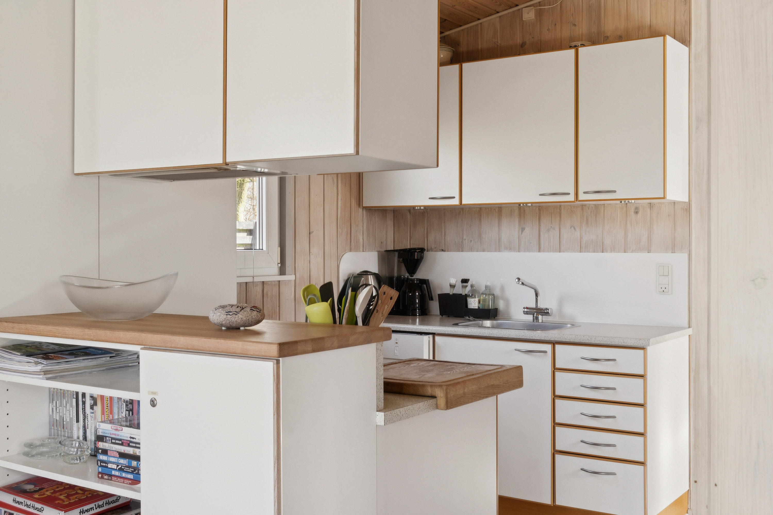 Fremhævet køkken billede i fuldskærmstilstand. Billede af Hellesvej 1, Randrup, 7770 Vestervig