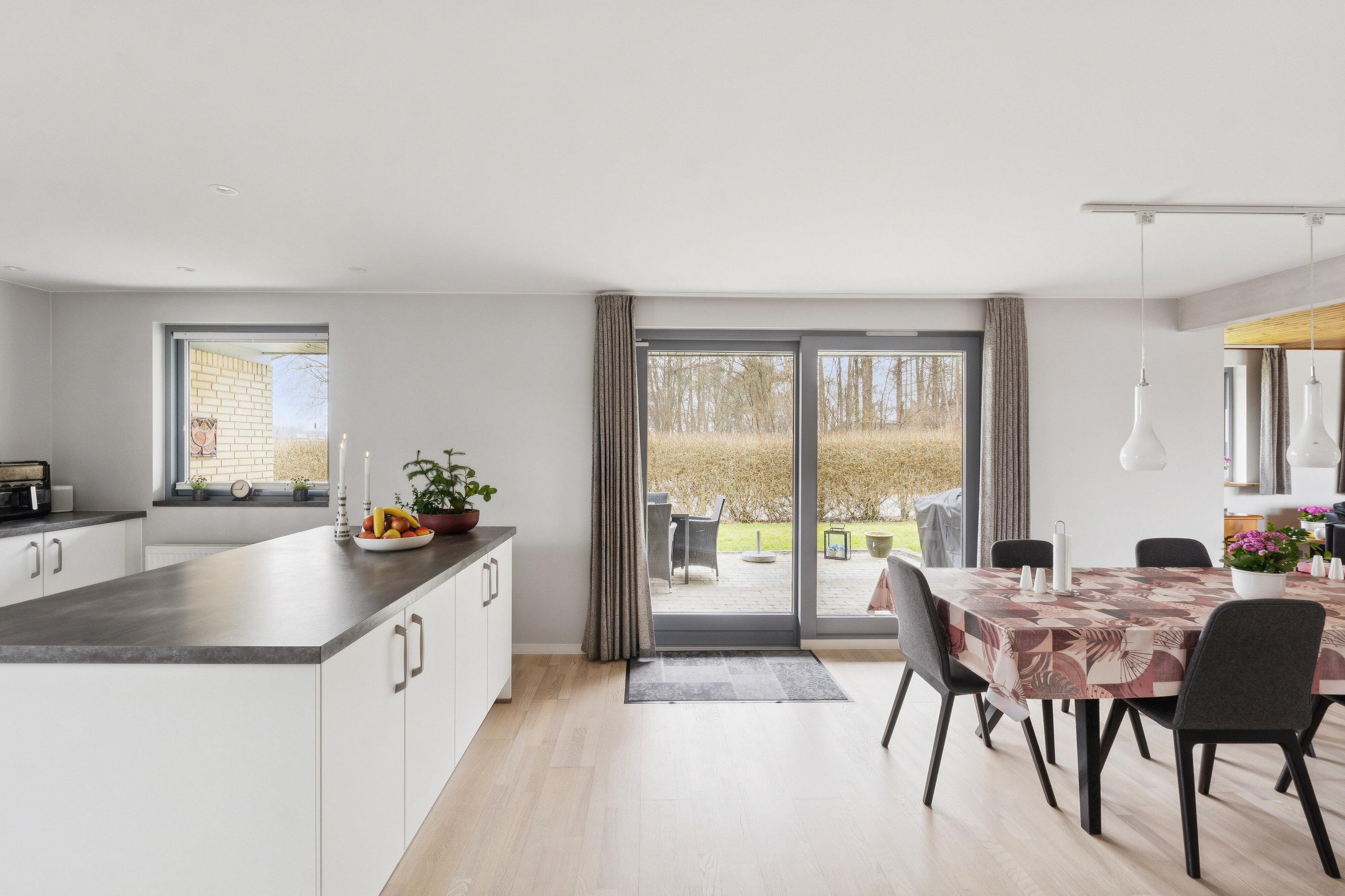 Fremhævet spisestue billede i fuldskærmstilstand. Billede af Sivænget 1, Snoldelev, 4621 Gadstrup