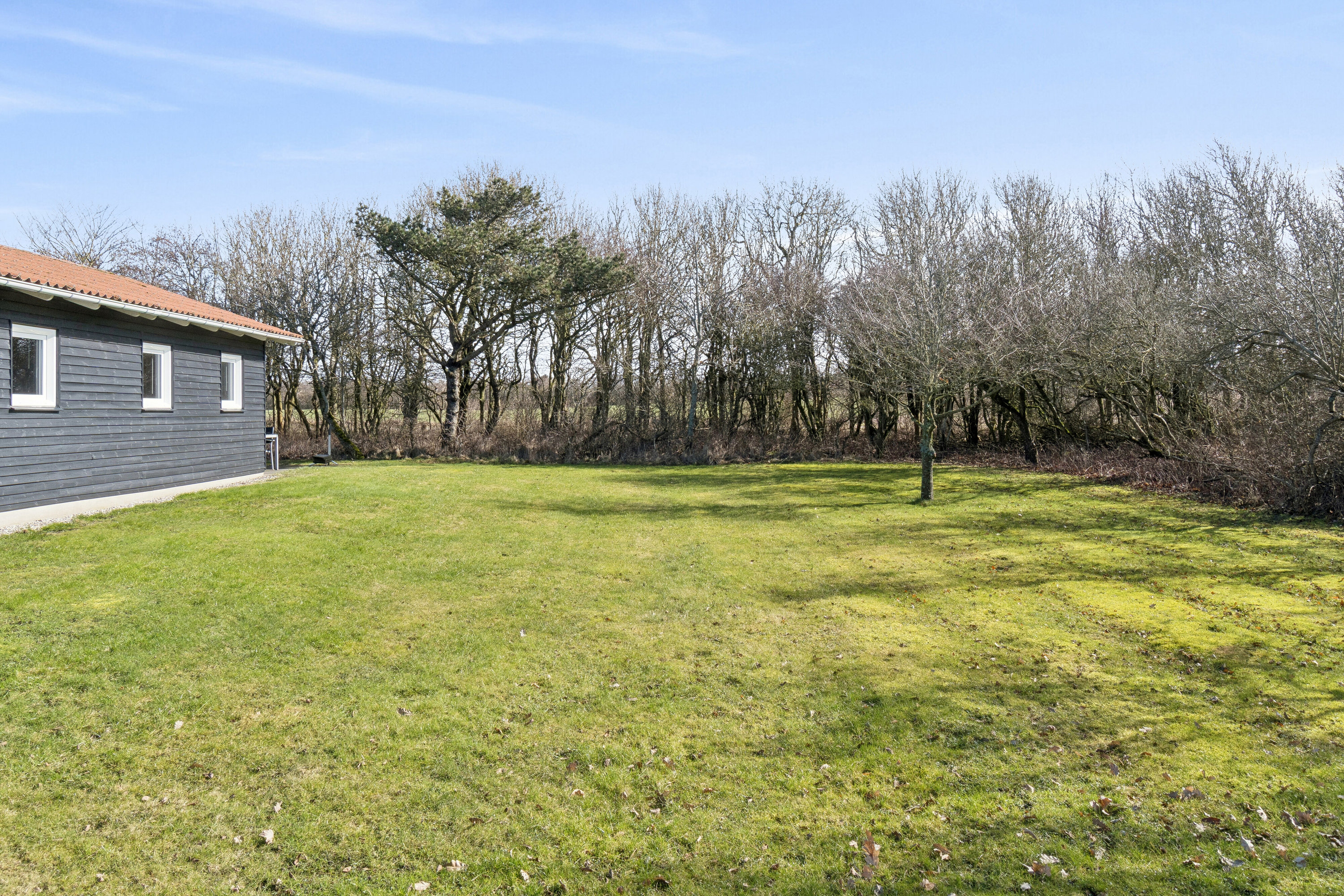 Fremhævet udendørs billede i fuldskærmstilstand. Billede af Hellesvej 1, Randrup, 7770 Vestervig