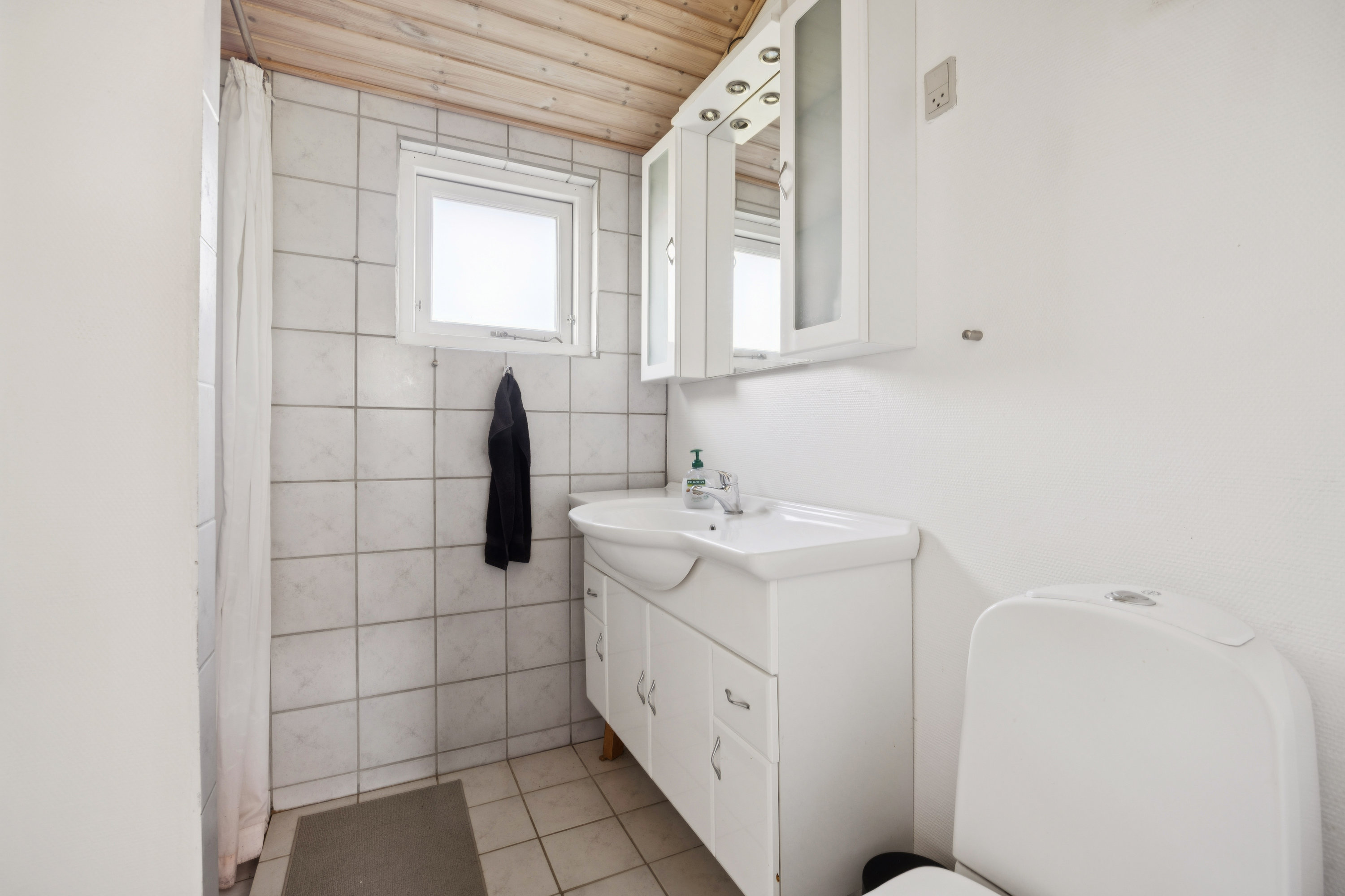 Fremhævet badeværelse billede i fuldskærmstilstand. Billede af Hou Vest 3, Hou, 9370 Hals