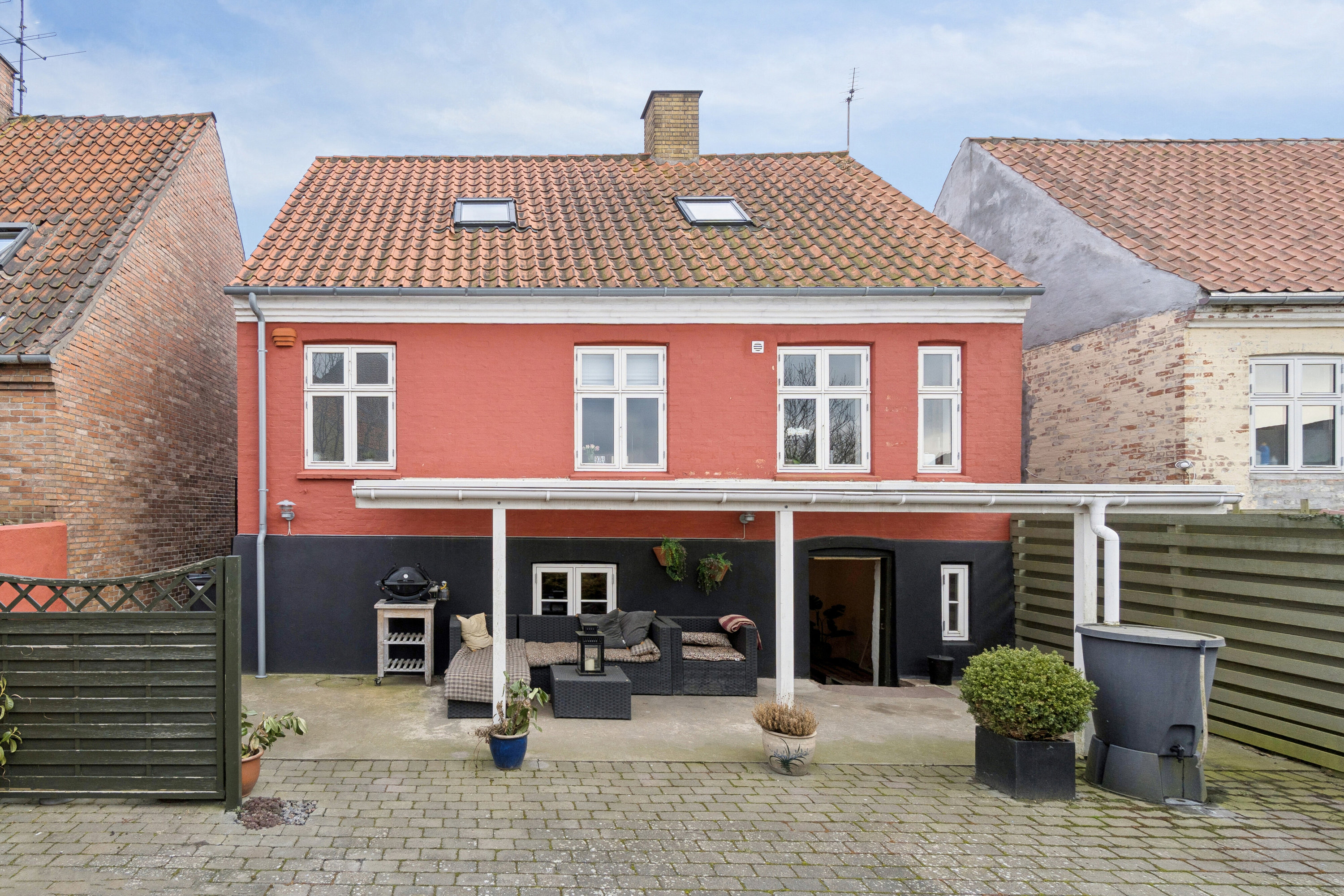 Fremhævet set fra haven billede i fuldskærmstilstand. Billede af Munkegade 25, 3730 Nexø