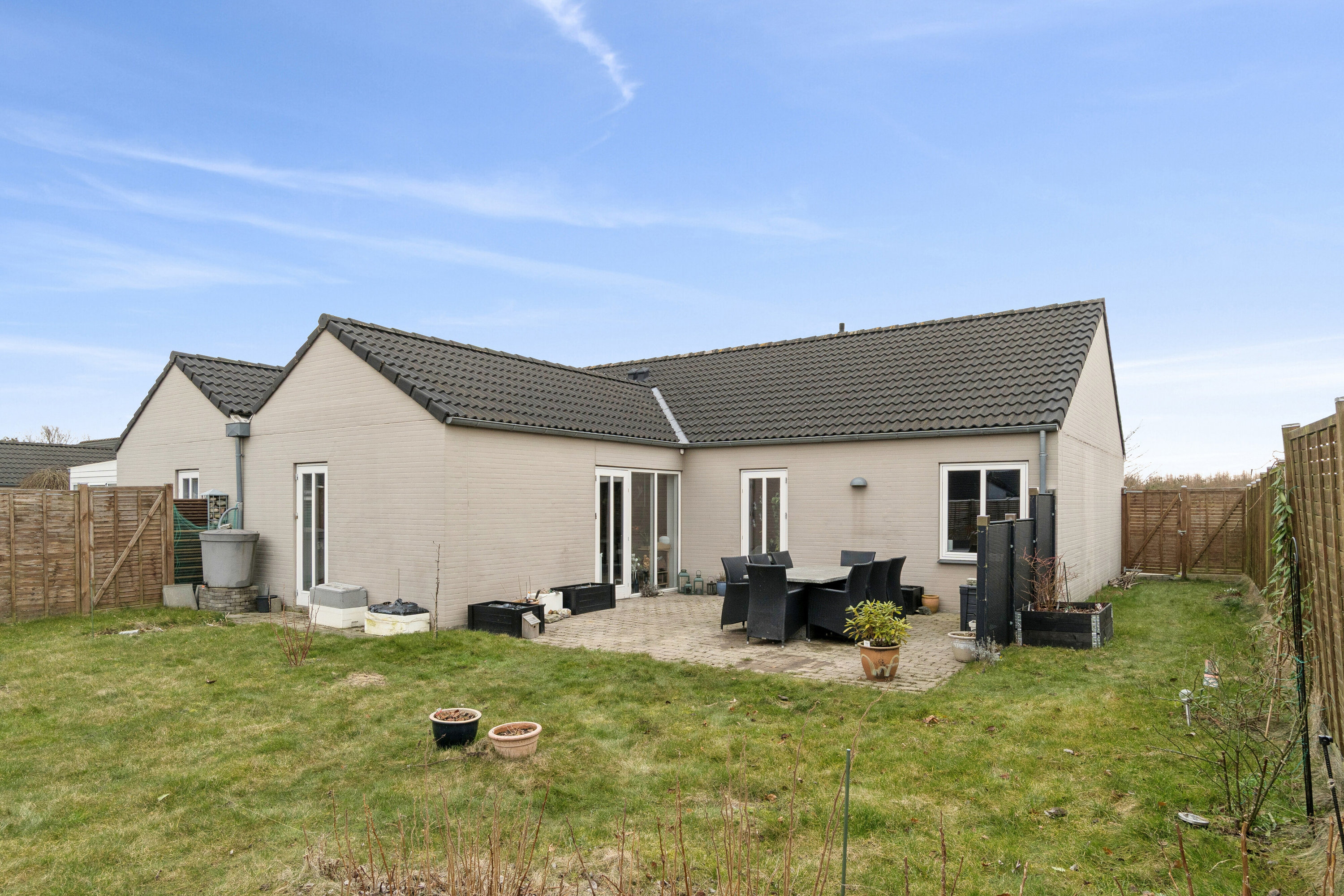 Fremhævet set fra haven billede i fuldskærmstilstand. Billede af Fjellebrovej 6, Rønnebæk, 4700 Næstved