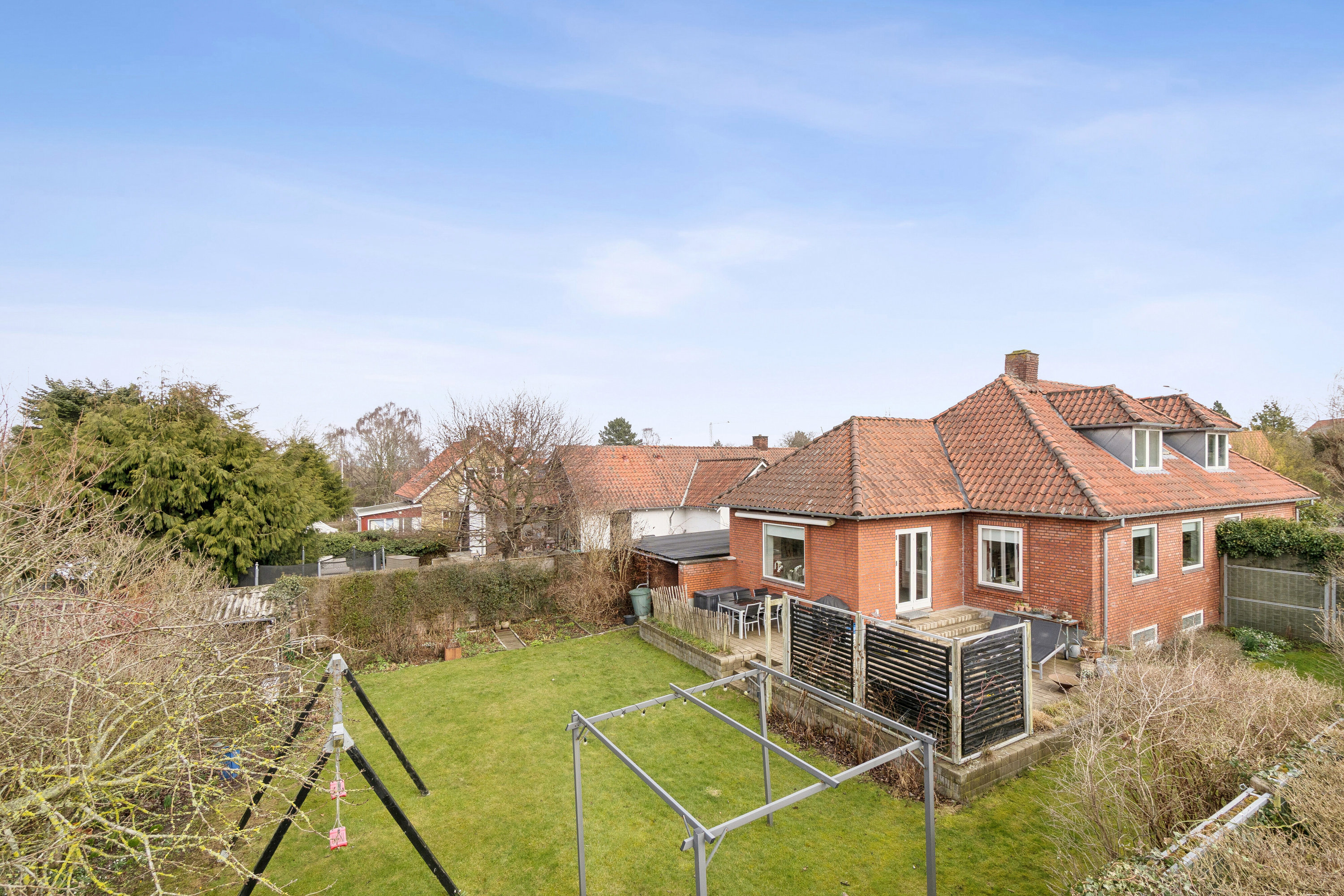 Fremhævet set fra haven billede i fuldskærmstilstand. Billede af Jyllands Allé 110, 8270 Højbjerg