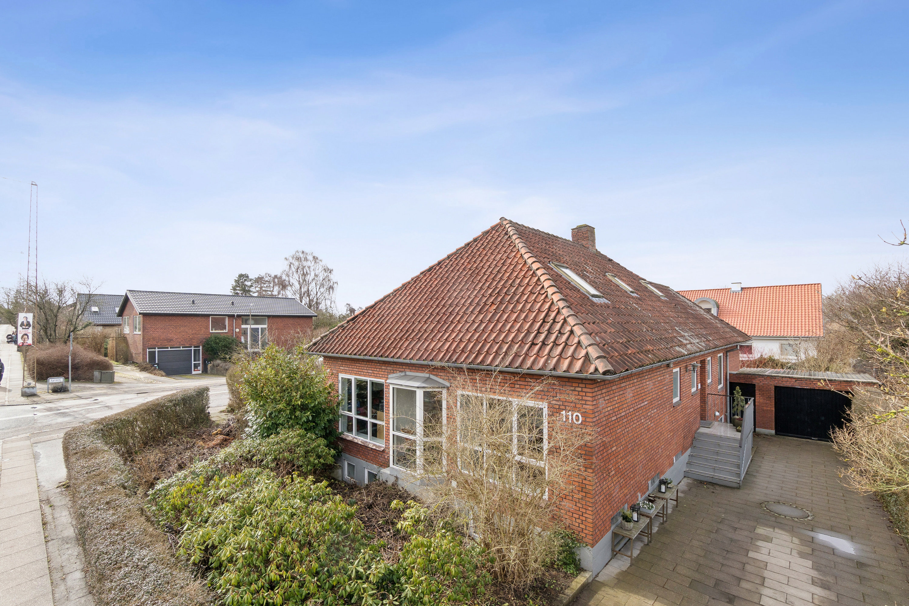 Fremhævet set fra vejen billede i fuldskærmstilstand. Billede af Jyllands Allé 110, 8270 Højbjerg