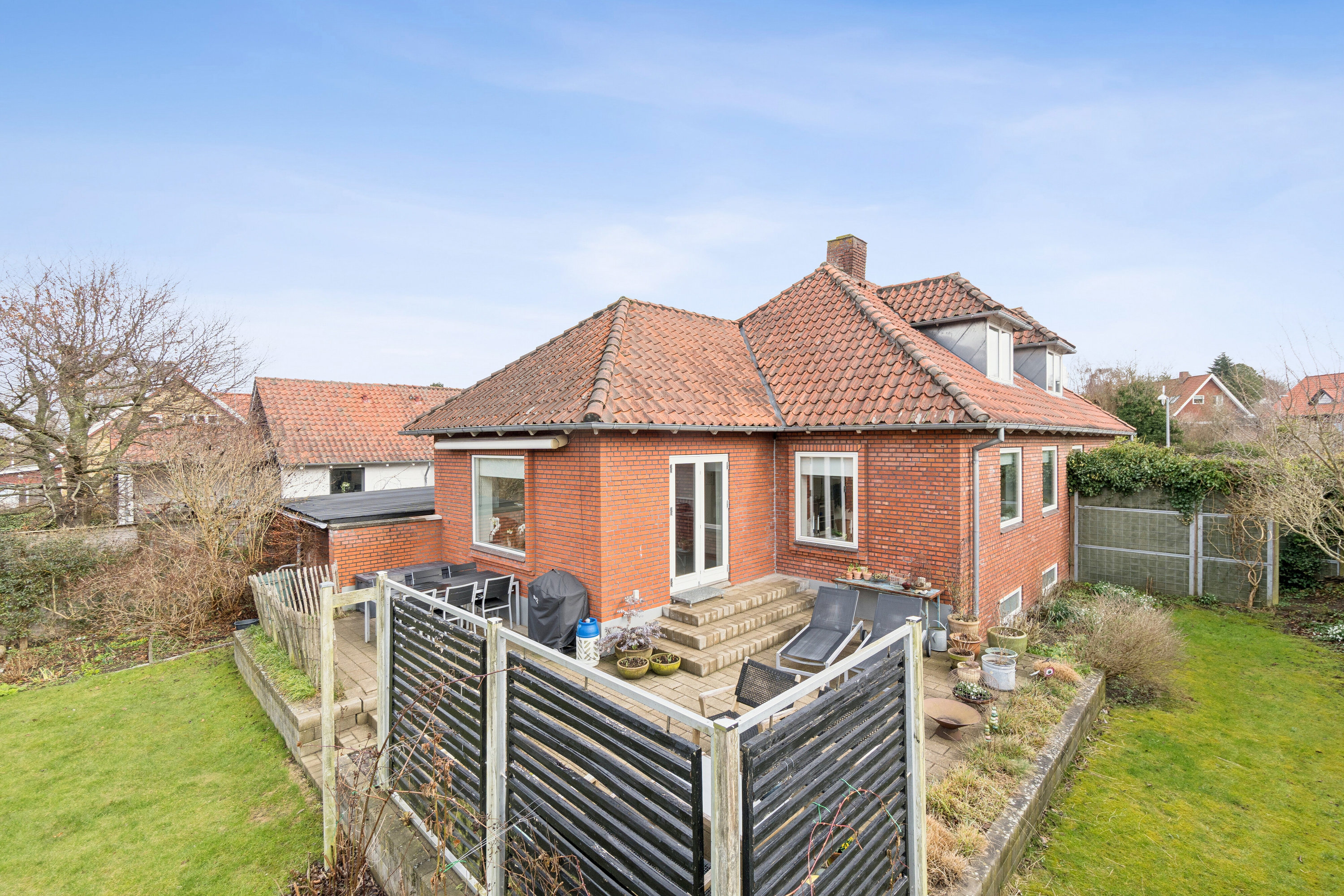 Fremhævet set fra haven billede i fuldskærmstilstand. Billede af Jyllands Allé 110, 8270 Højbjerg