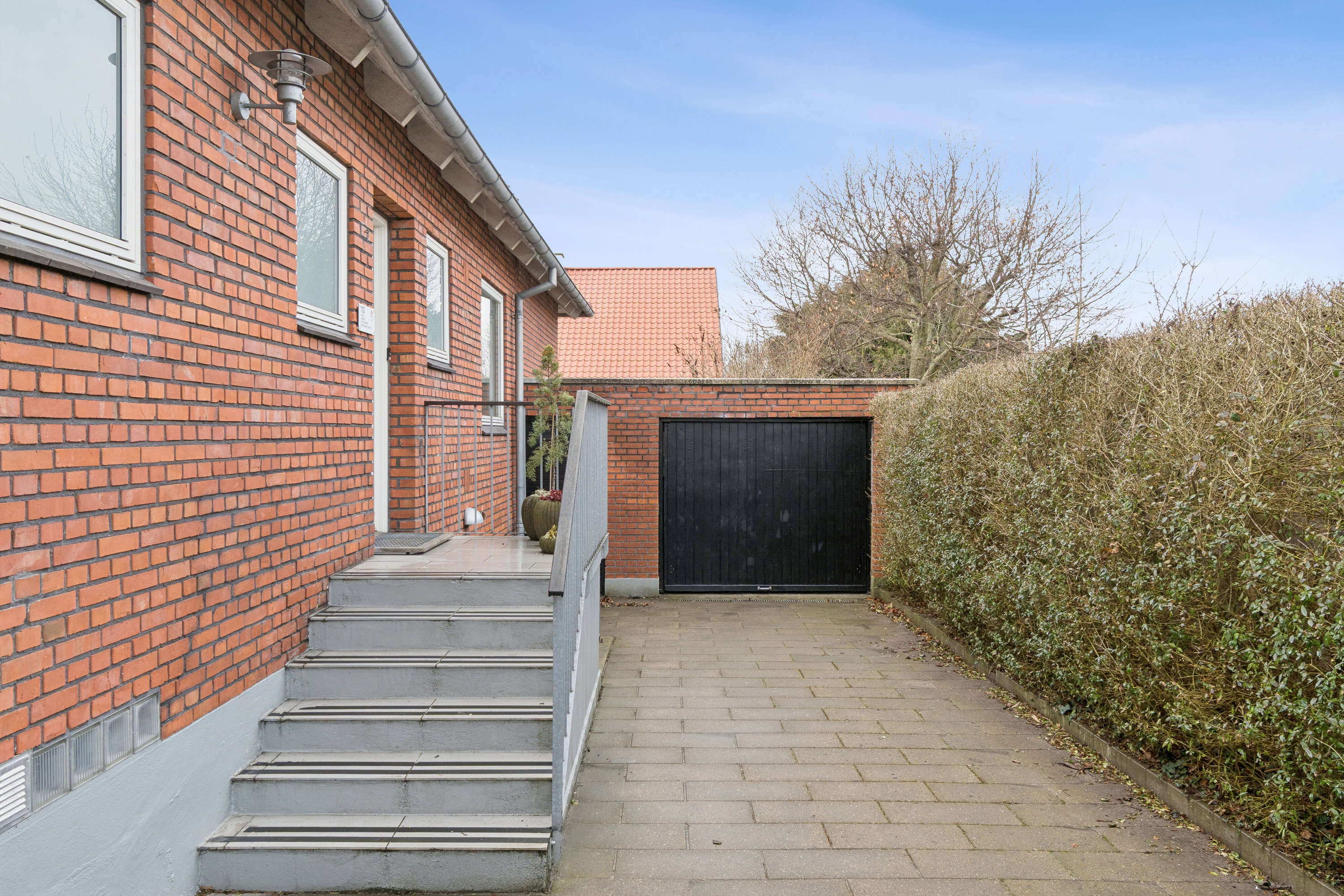 Fremhævet set fra vejen billede i fuldskærmstilstand. Billede af Jyllands Allé 110, 8270 Højbjerg