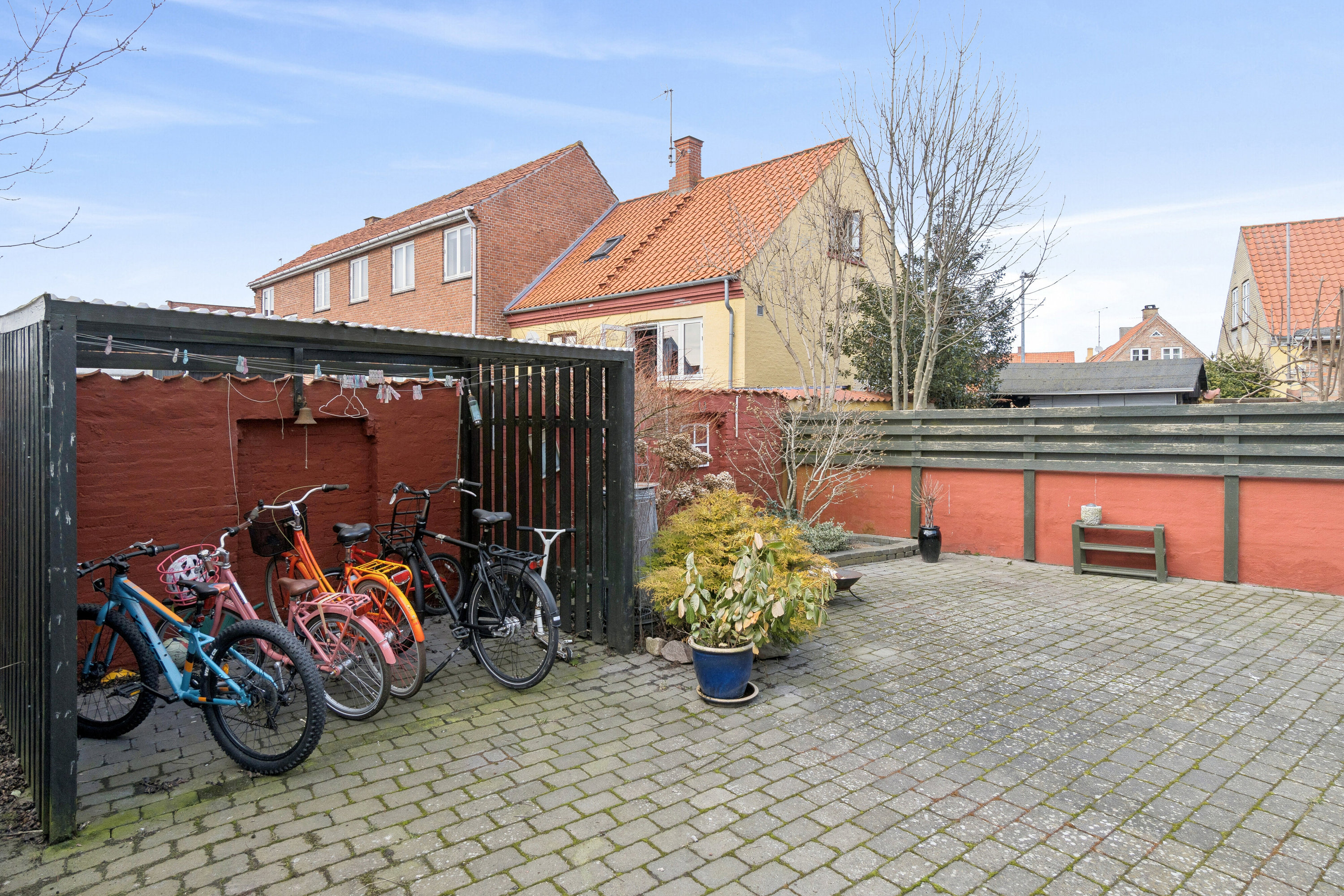 Fremhævet set fra vejen billede i fuldskærmstilstand. Billede af Munkegade 25, 3730 Nexø