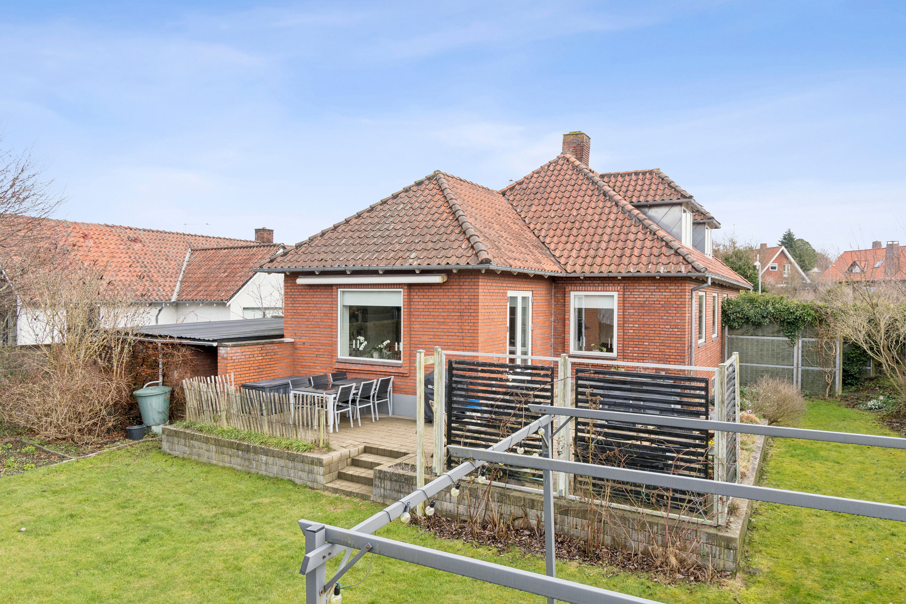 Fremhævet set fra haven billede i fuldskærmstilstand. Billede af Jyllands Allé 110, 8270 Højbjerg