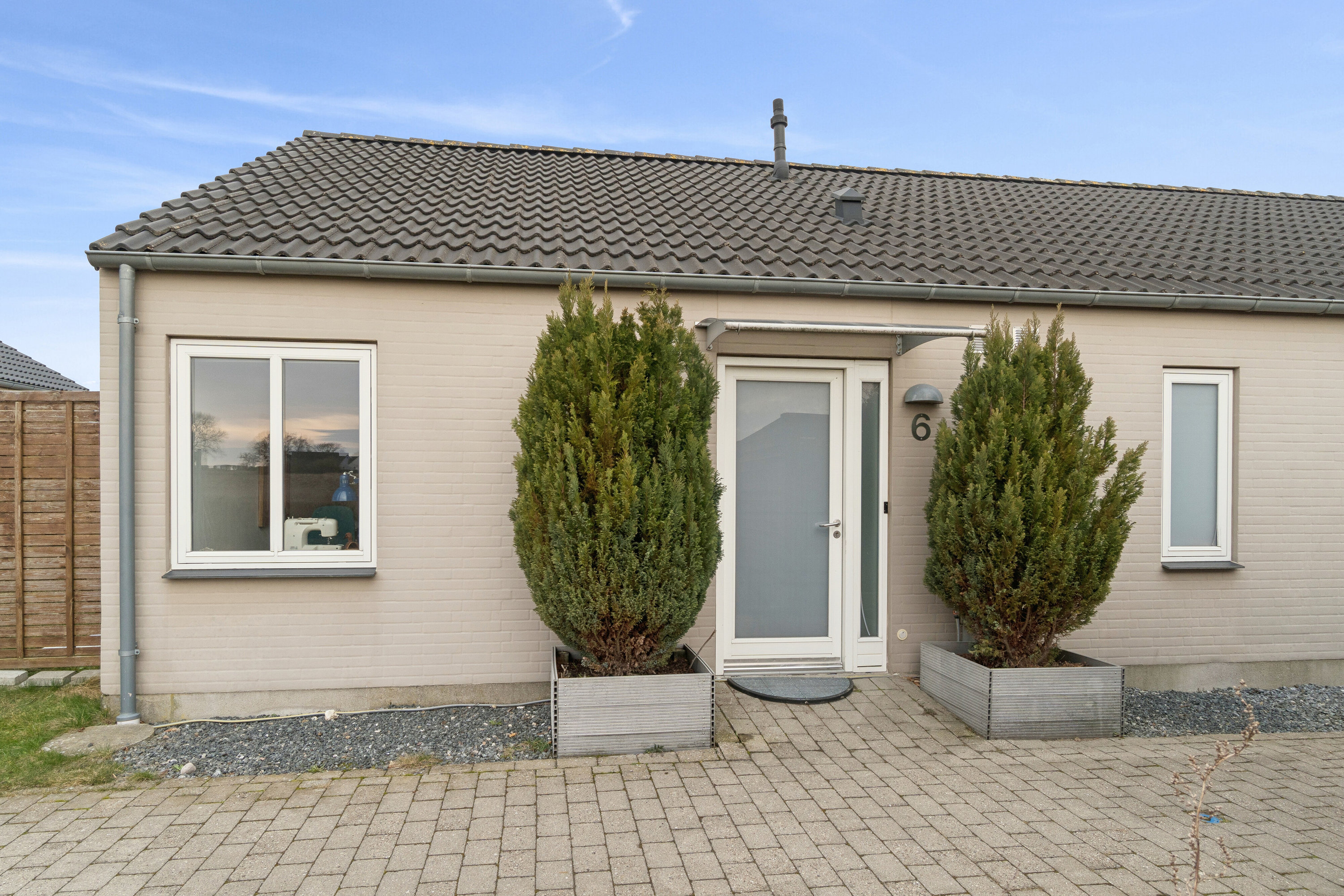 Fremhævet facade billede i fuldskærmstilstand. Billede af Fjellebrovej 6, Rønnebæk, 4700 Næstved