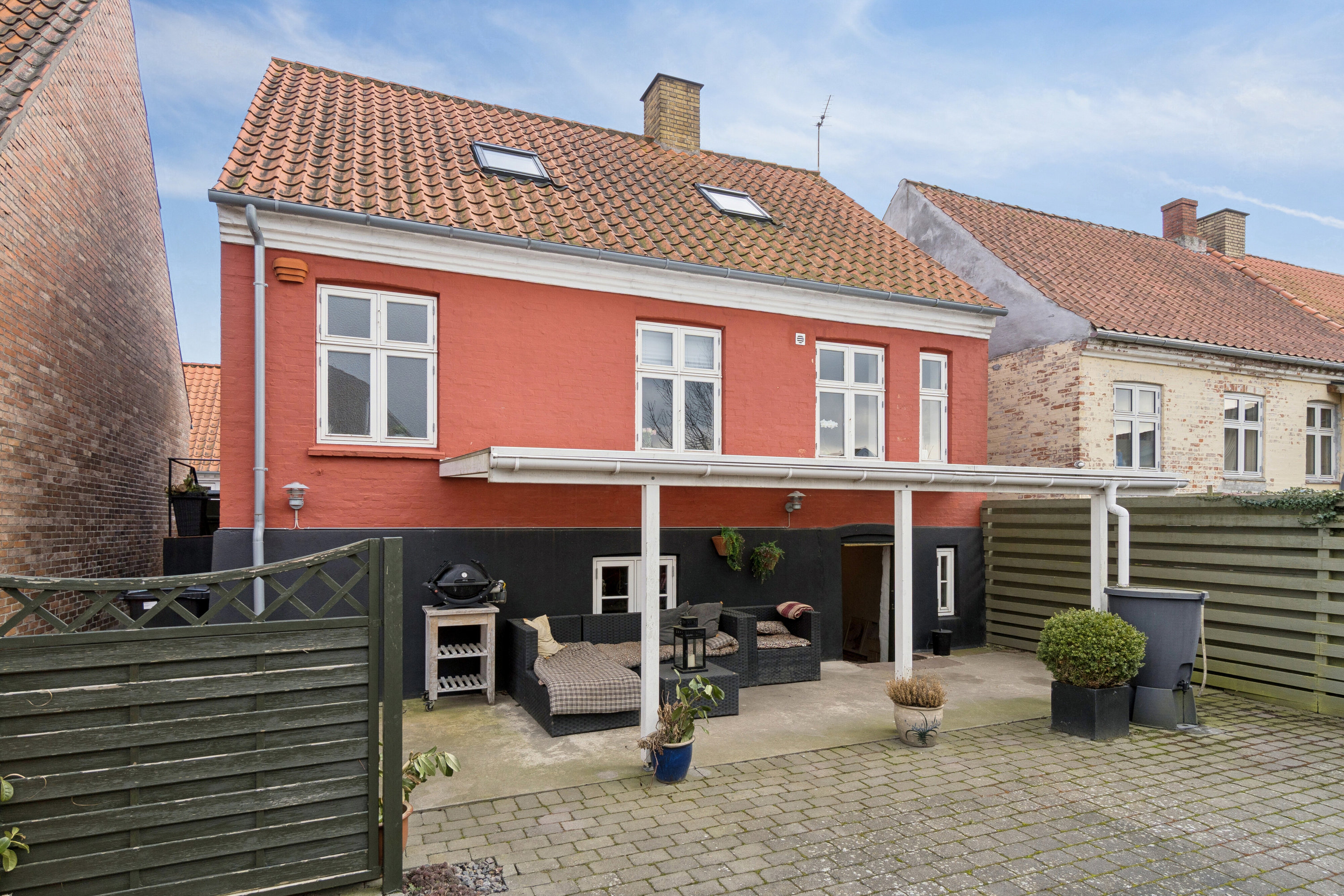 Fremhævet set fra haven billede i fuldskærmstilstand. Billede af Munkegade 25, 3730 Nexø